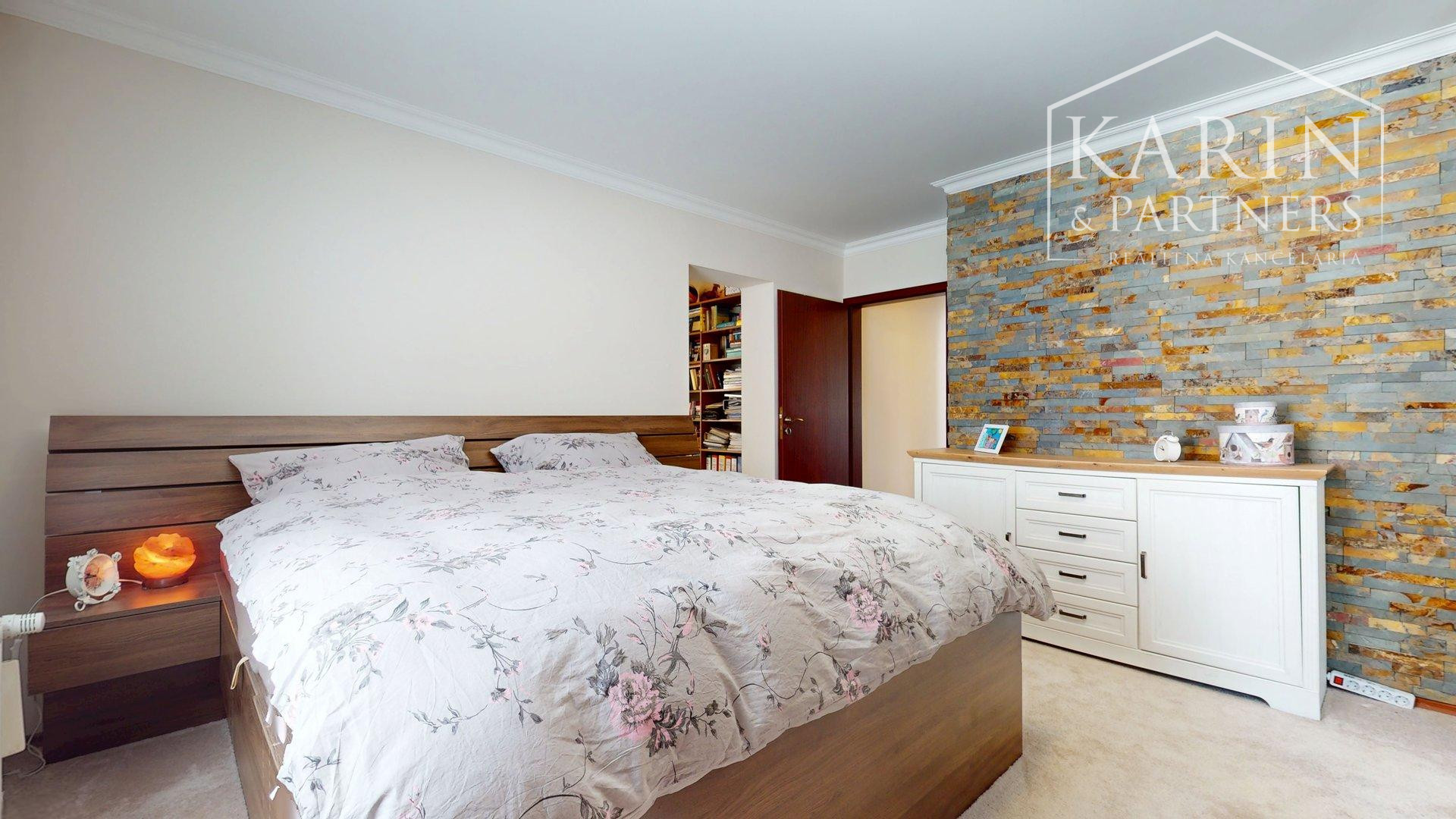 DVOJGENERAČNÝ 6I RODINNÝ DOM S GARSÓNKOU, DVOJGARÁŽOU A BAZÉNOM