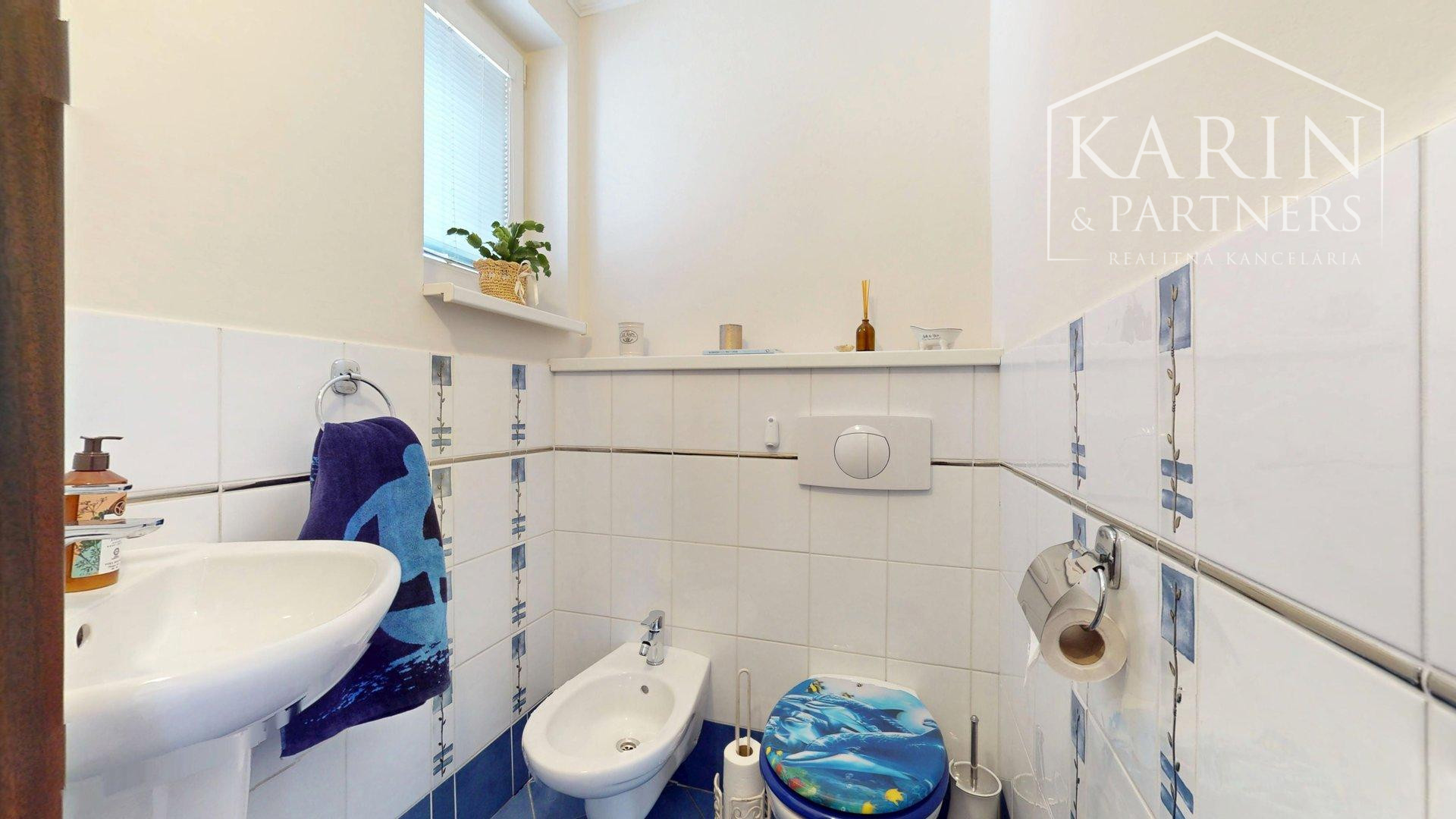 DVOJGENERAČNÝ 6I RODINNÝ DOM S GARSÓNKOU, DVOJGARÁŽOU A BAZÉNOM