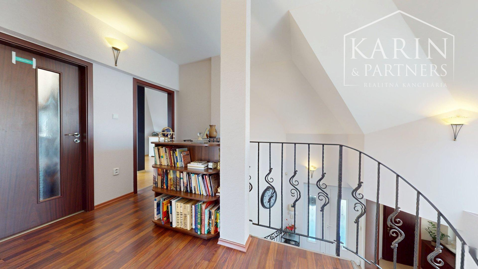 DVOJGENERAČNÝ 6I RODINNÝ DOM S GARSÓNKOU, DVOJGARÁŽOU A BAZÉNOM