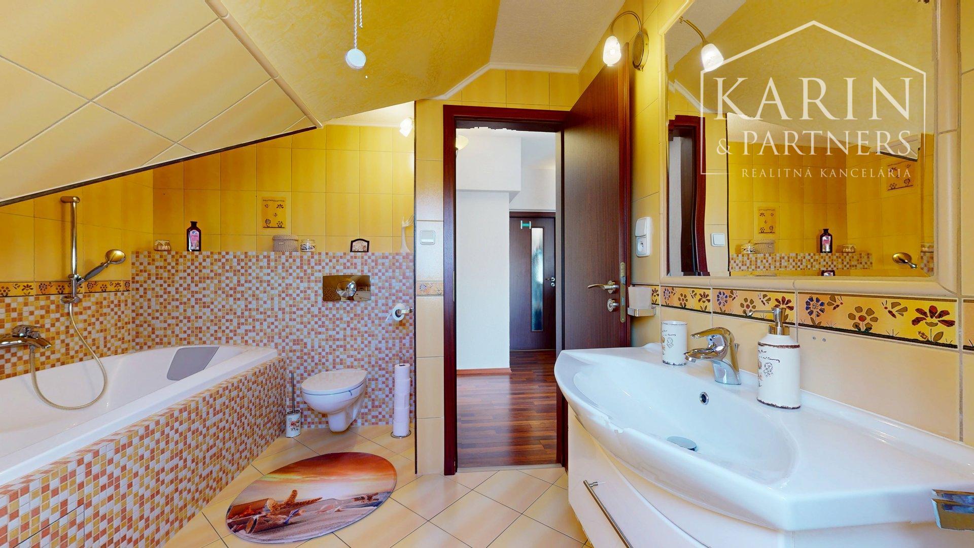 DVOJGENERAČNÝ 6I RODINNÝ DOM S GARSÓNKOU, DVOJGARÁŽOU A BAZÉNOM