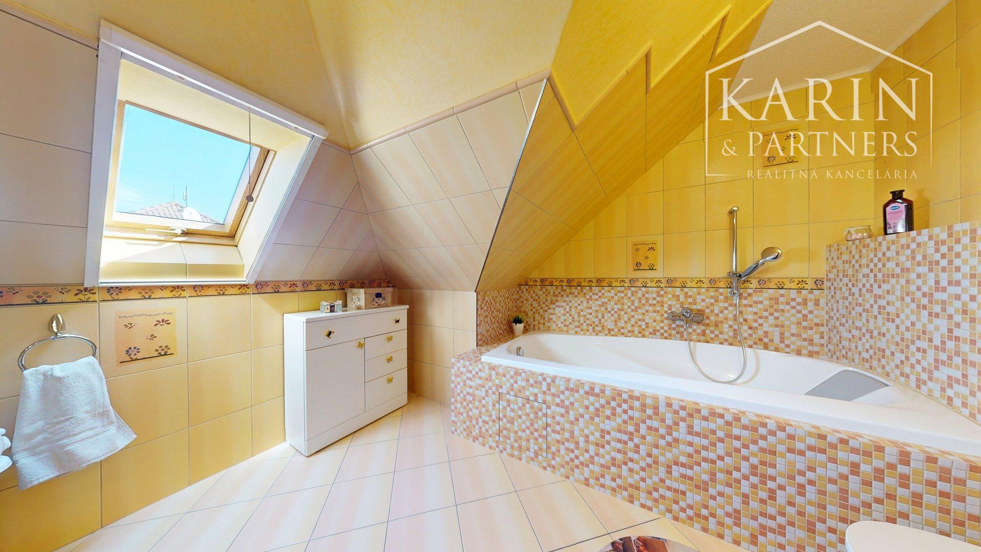 DVOJGENERAČNÝ 6I RODINNÝ DOM S GARSÓNKOU, DVOJGARÁŽOU A BAZÉNOM