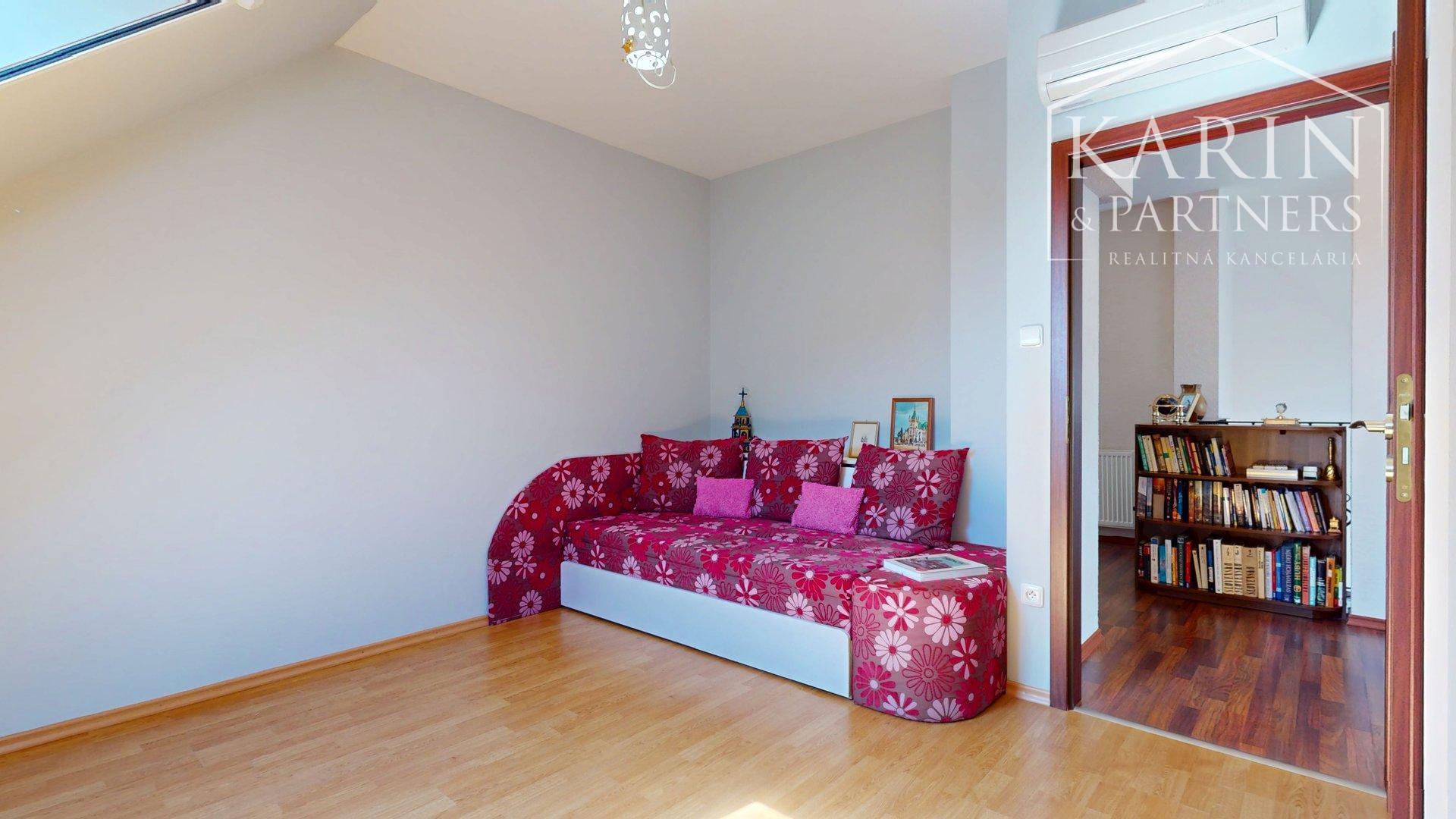 DVOJGENERAČNÝ 6I RODINNÝ DOM S GARSÓNKOU, DVOJGARÁŽOU A BAZÉNOM