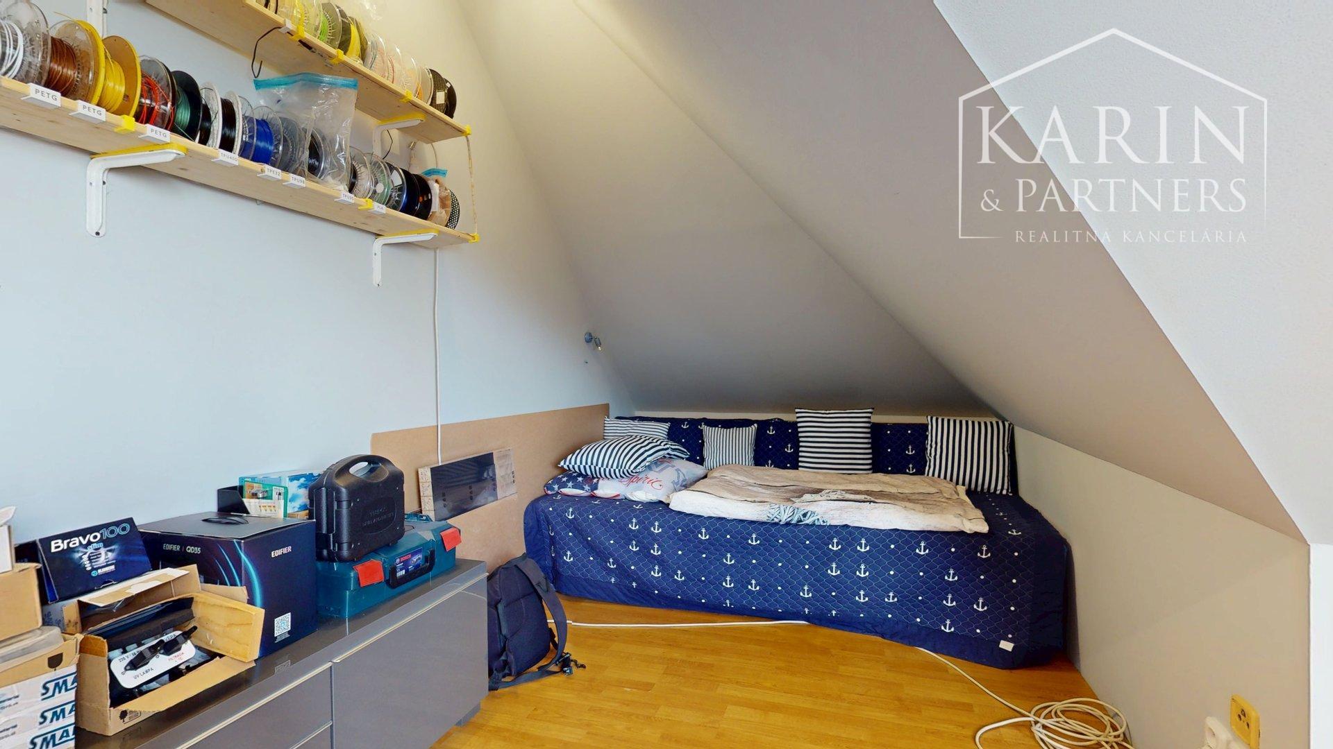 DVOJGENERAČNÝ 6I RODINNÝ DOM S GARSÓNKOU, DVOJGARÁŽOU A BAZÉNOM