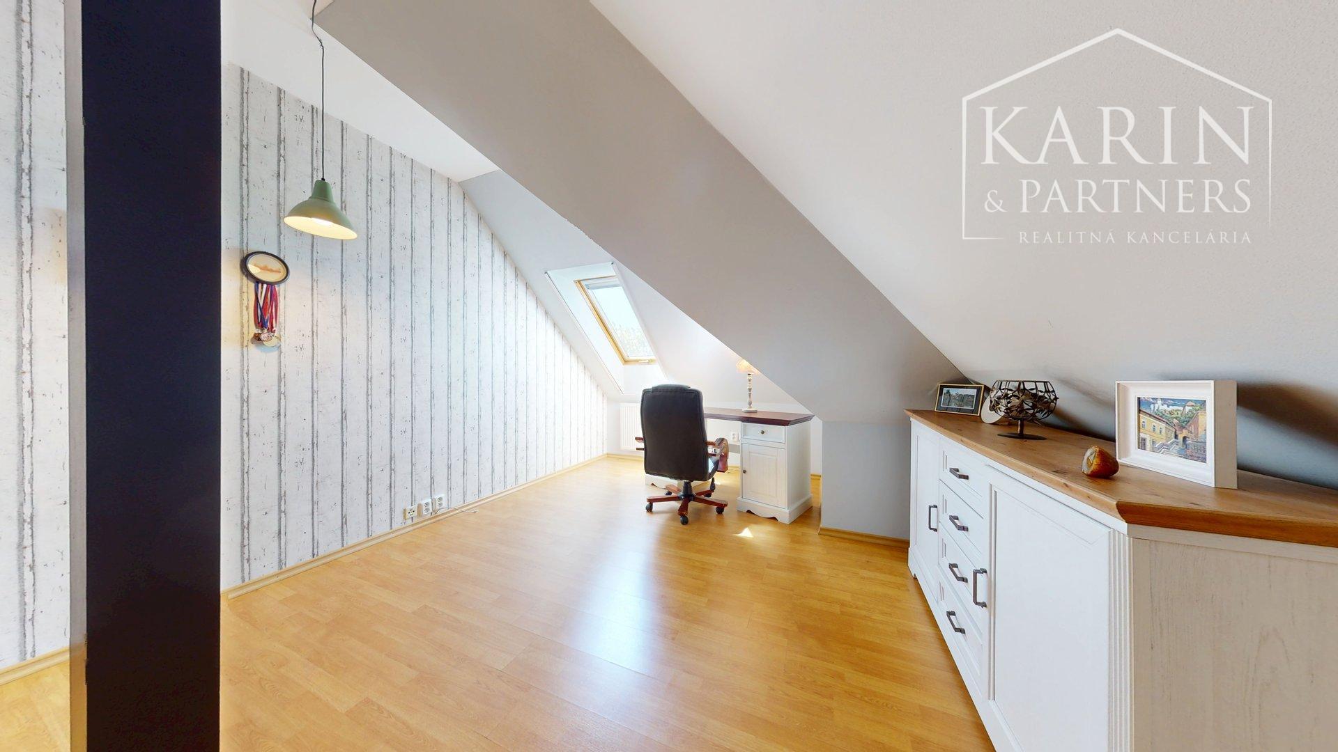 DVOJGENERAČNÝ 6I RODINNÝ DOM S GARSÓNKOU, DVOJGARÁŽOU A BAZÉNOM