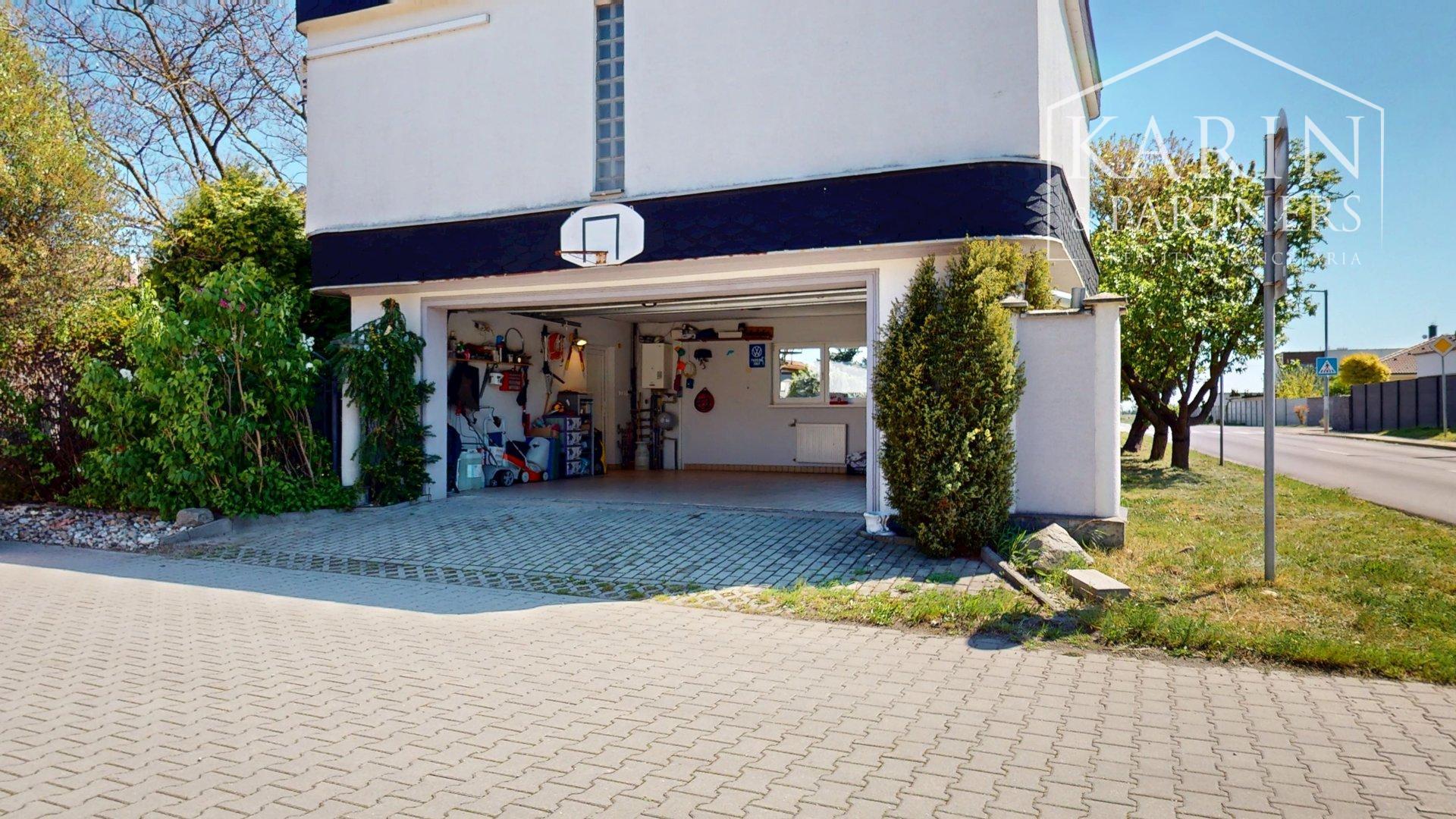 DVOJGENERAČNÝ 6I RODINNÝ DOM S GARSÓNKOU, DVOJGARÁŽOU A BAZÉNOM