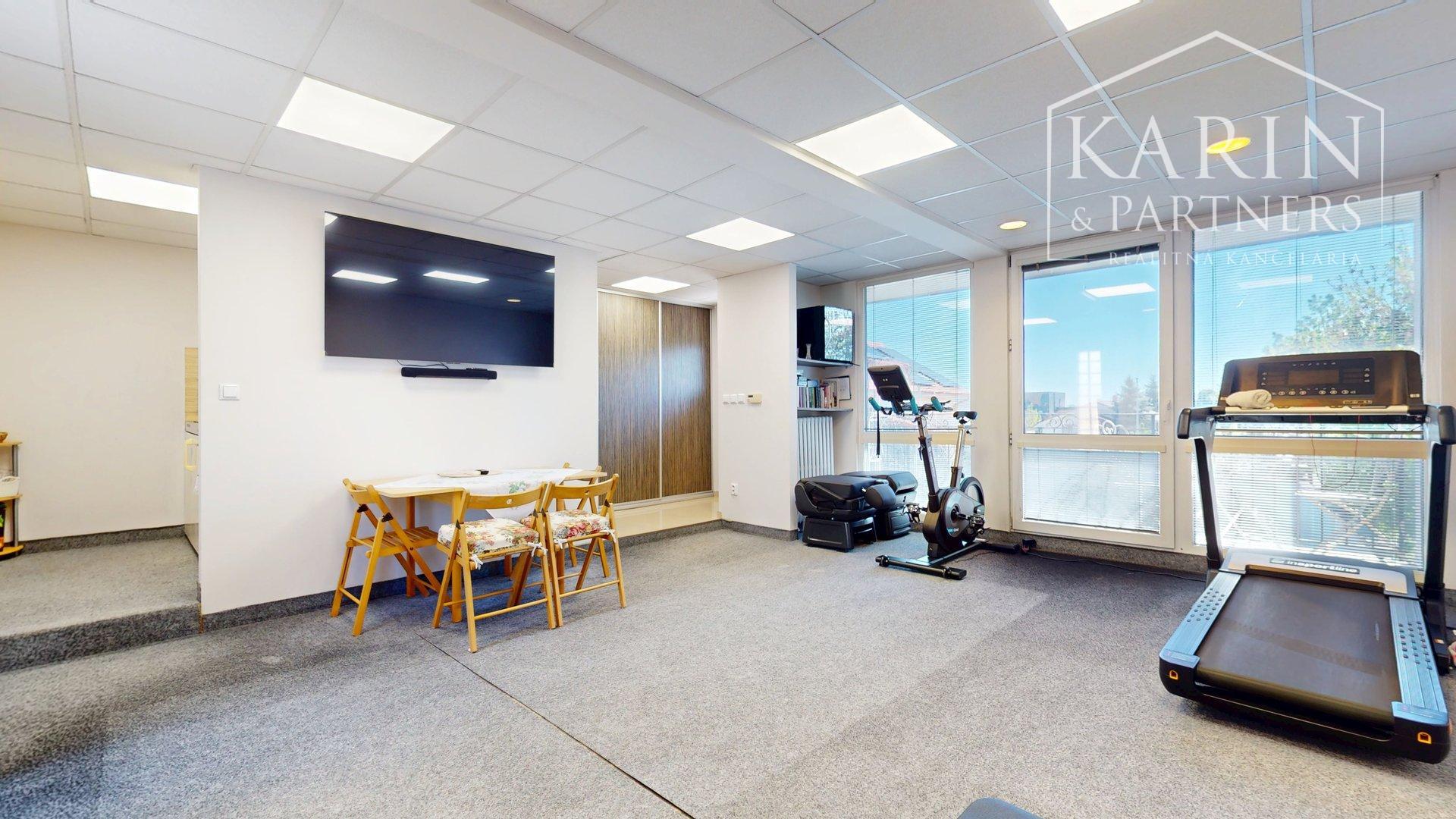 DVOJGENERAČNÝ 6I RODINNÝ DOM S GARSÓNKOU, DVOJGARÁŽOU A BAZÉNOM