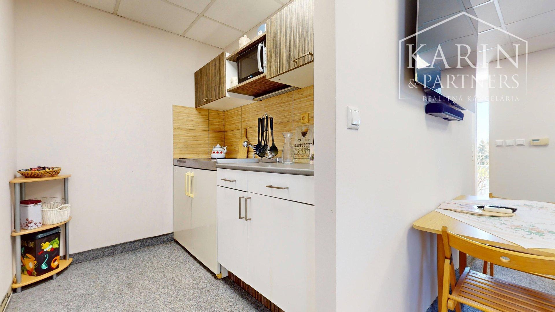 DVOJGENERAČNÝ 6I RODINNÝ DOM S GARSÓNKOU, DVOJGARÁŽOU A BAZÉNOM