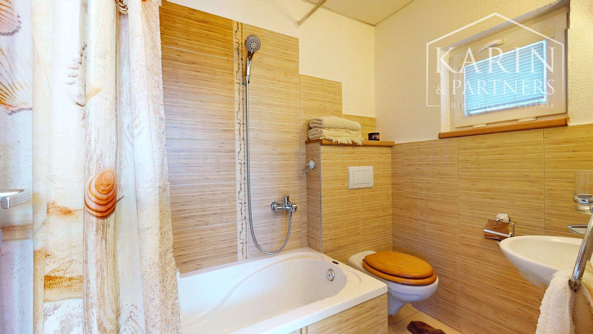 DVOJGENERAČNÝ 6I RODINNÝ DOM S GARSÓNKOU, DVOJGARÁŽOU A BAZÉNOM