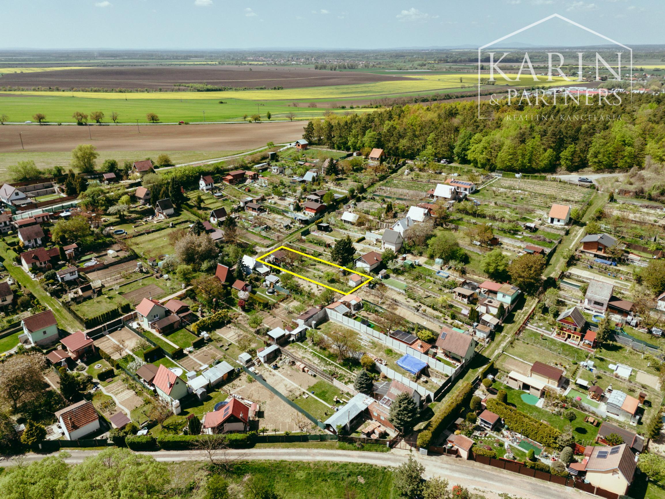 ZARIADENÁ CHATKA SO ZÁHRADOU – HOLÍČ