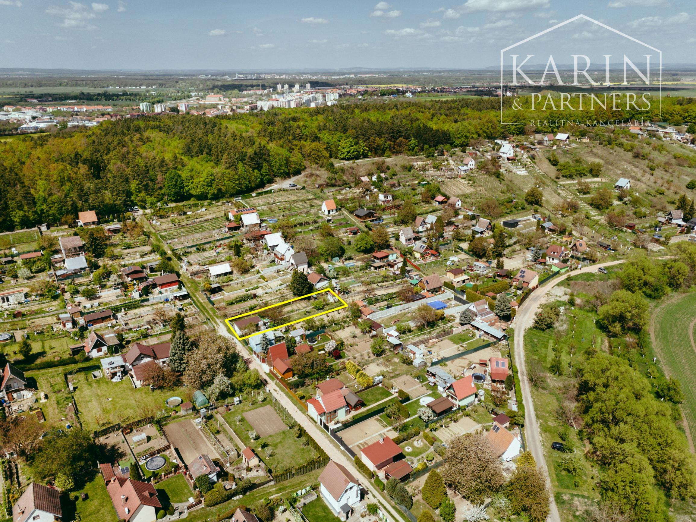 ZARIADENÁ CHATKA SO ZÁHRADOU – HOLÍČ