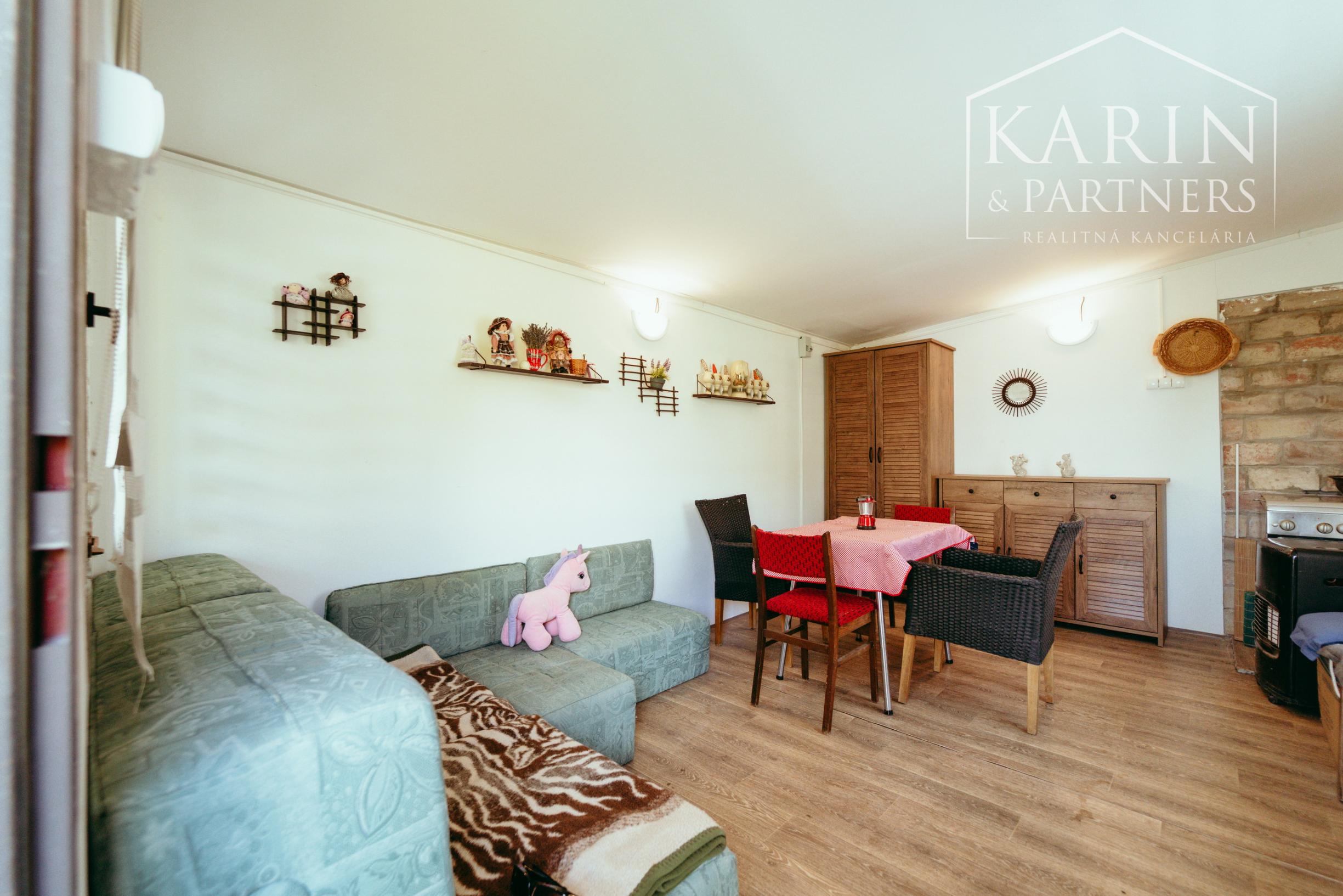 ZARIADENÁ CHATKA SO ZÁHRADOU – HOLÍČ