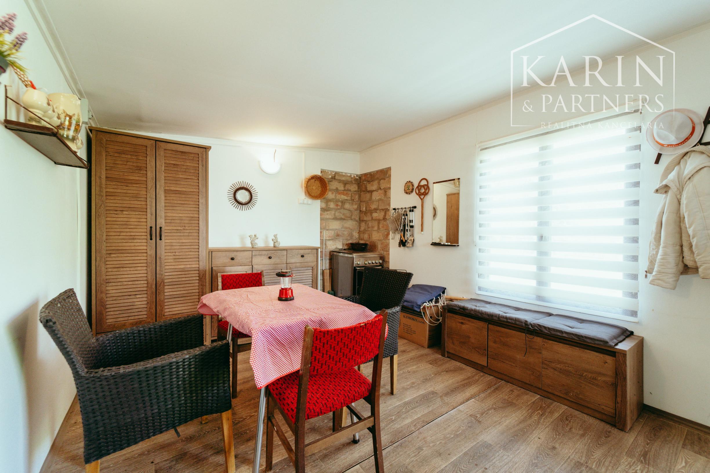 ZARIADENÁ CHATKA SO ZÁHRADOU – HOLÍČ