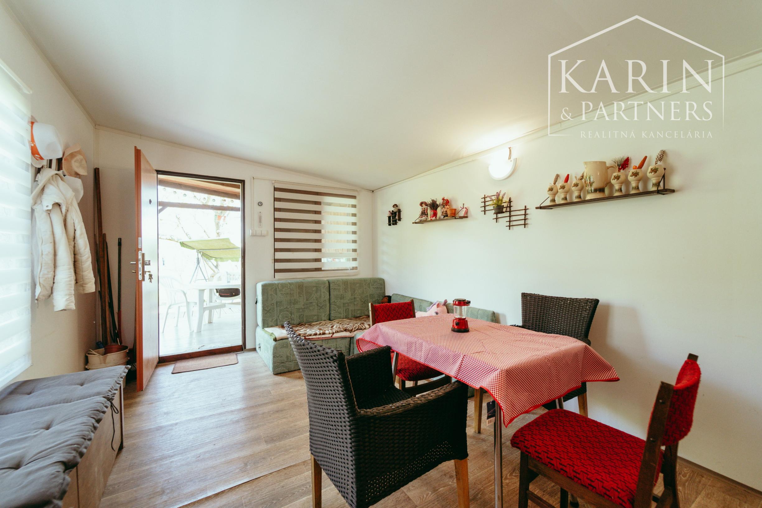 ZARIADENÁ CHATKA SO ZÁHRADOU – HOLÍČ