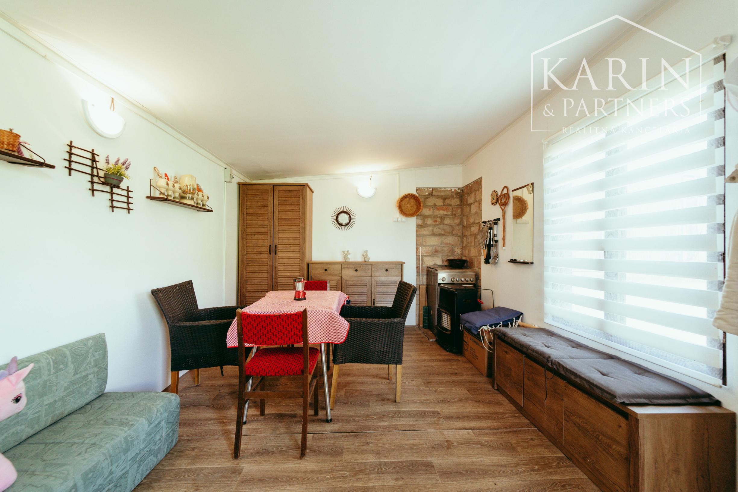 ZARIADENÁ CHATKA SO ZÁHRADOU – HOLÍČ