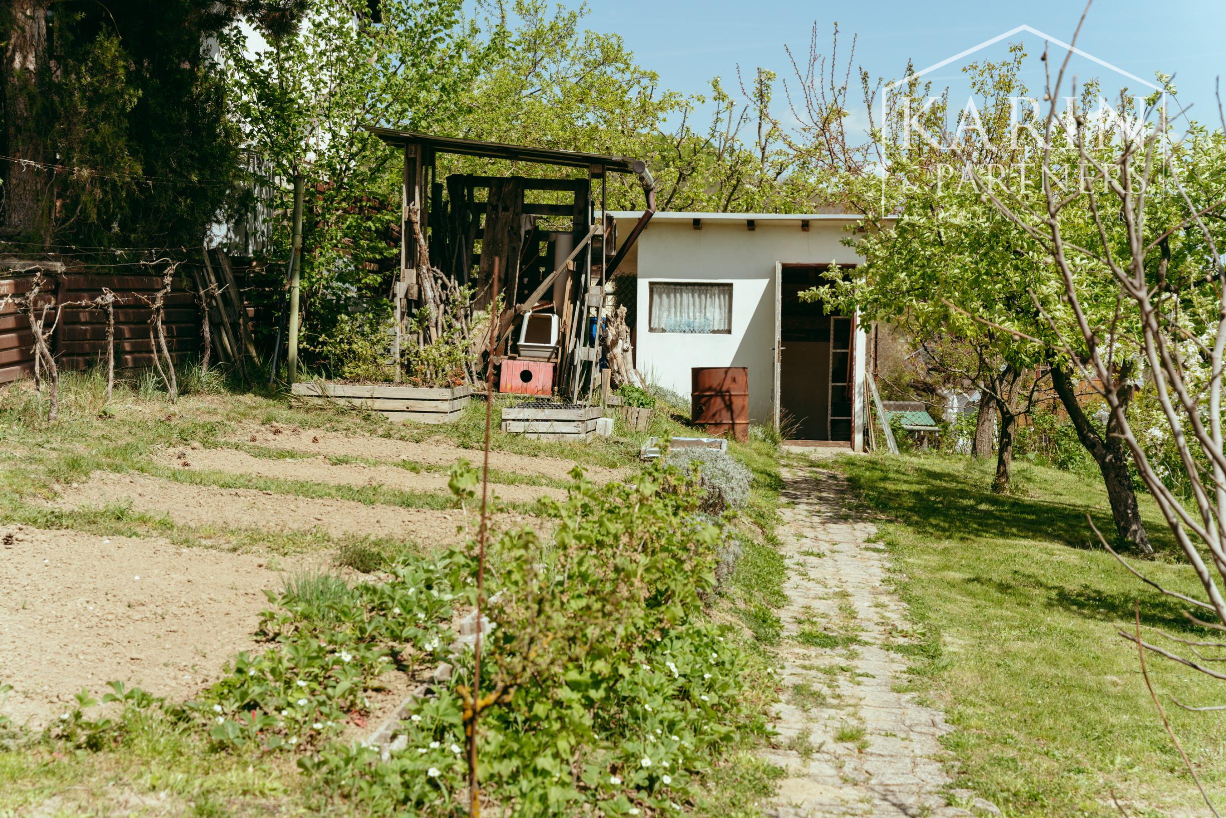 ZARIADENÁ CHATKA SO ZÁHRADOU – HOLÍČ