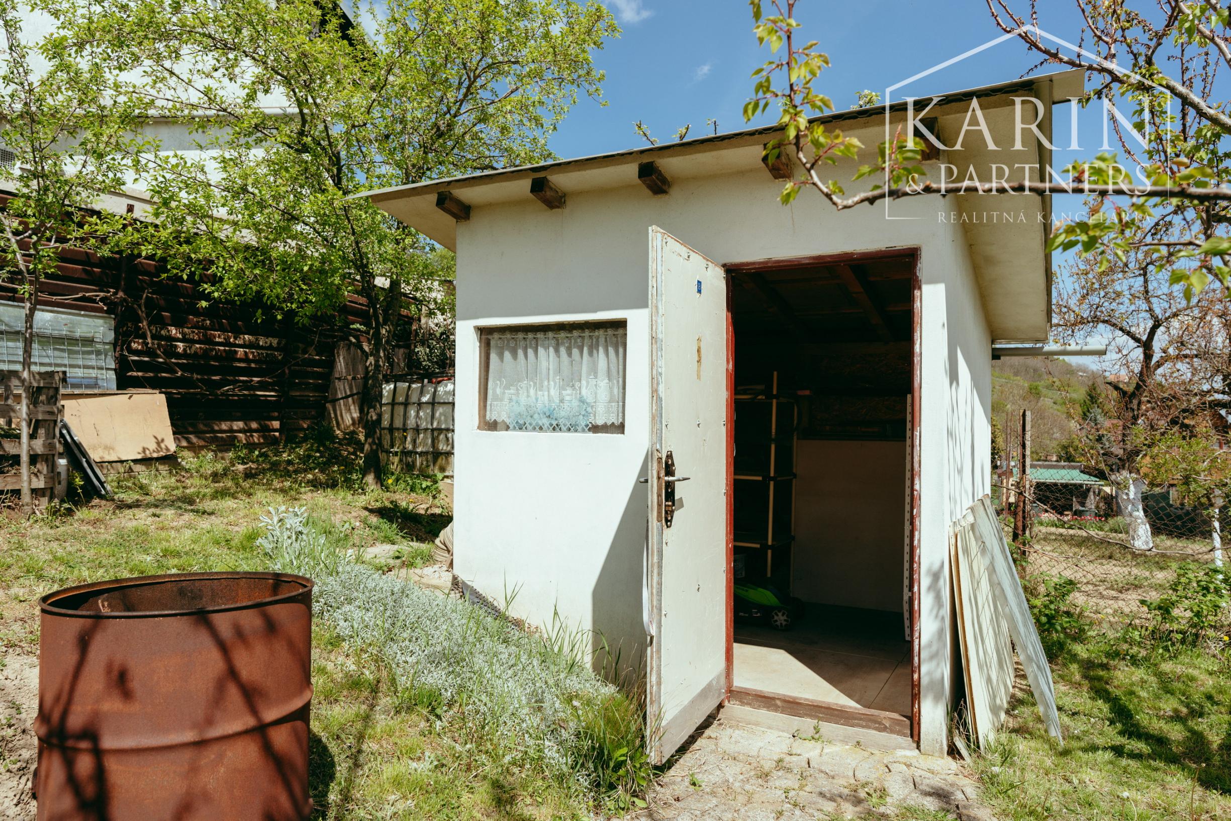 ZARIADENÁ CHATKA SO ZÁHRADOU – HOLÍČ