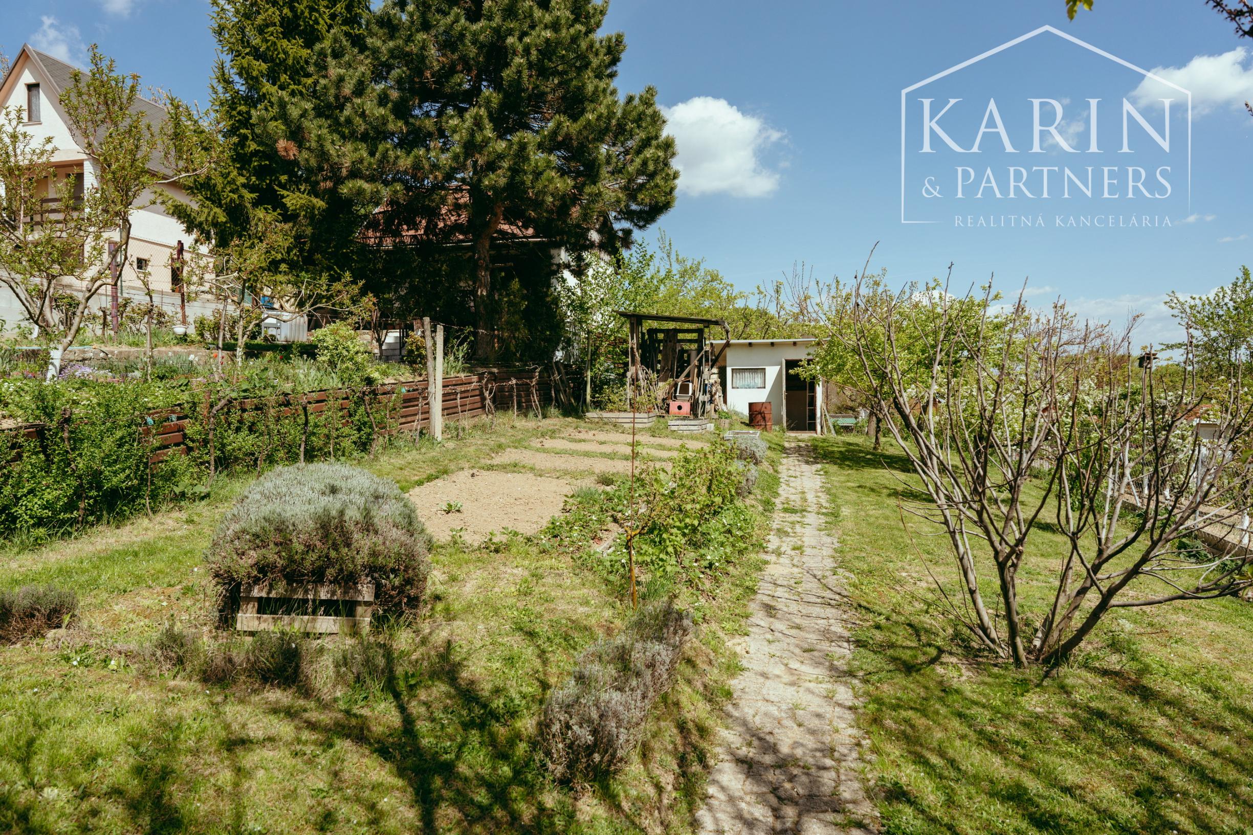 ZARIADENÁ CHATKA SO ZÁHRADOU – HOLÍČ