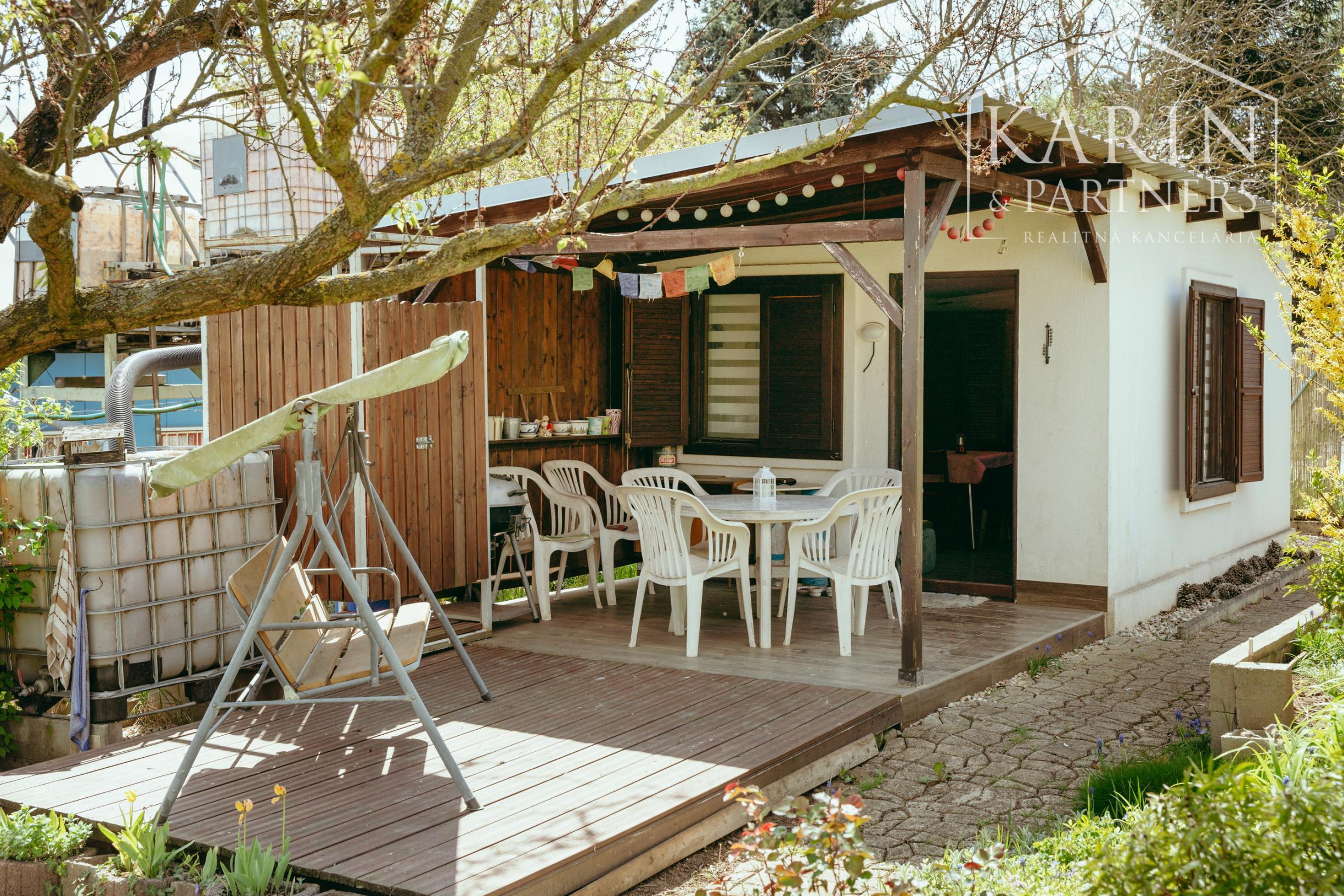 ZARIADENÁ CHATKA SO ZÁHRADOU – HOLÍČ