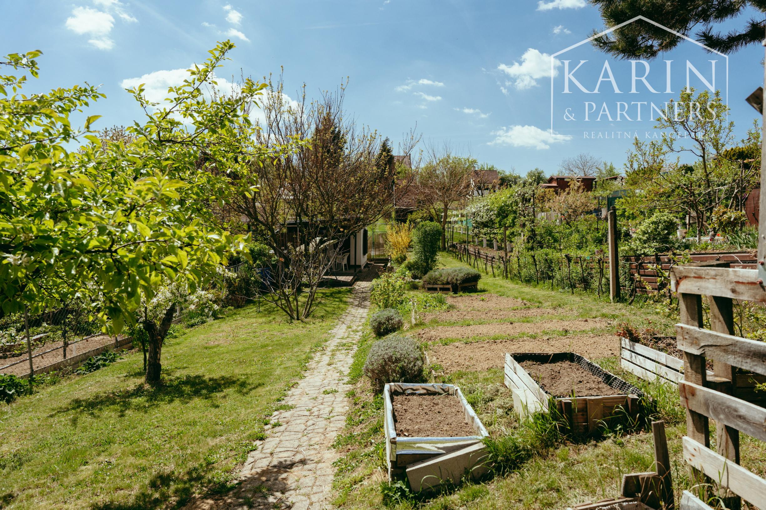 ZARIADENÁ CHATKA SO ZÁHRADOU – HOLÍČ