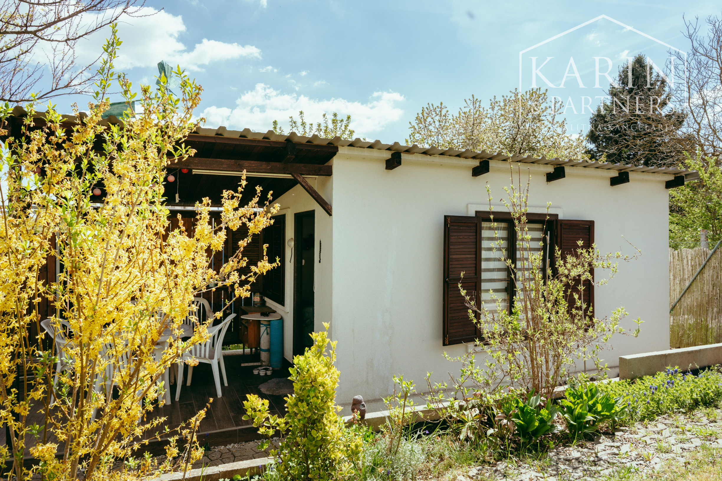 ZARIADENÁ CHATKA SO ZÁHRADOU – HOLÍČ