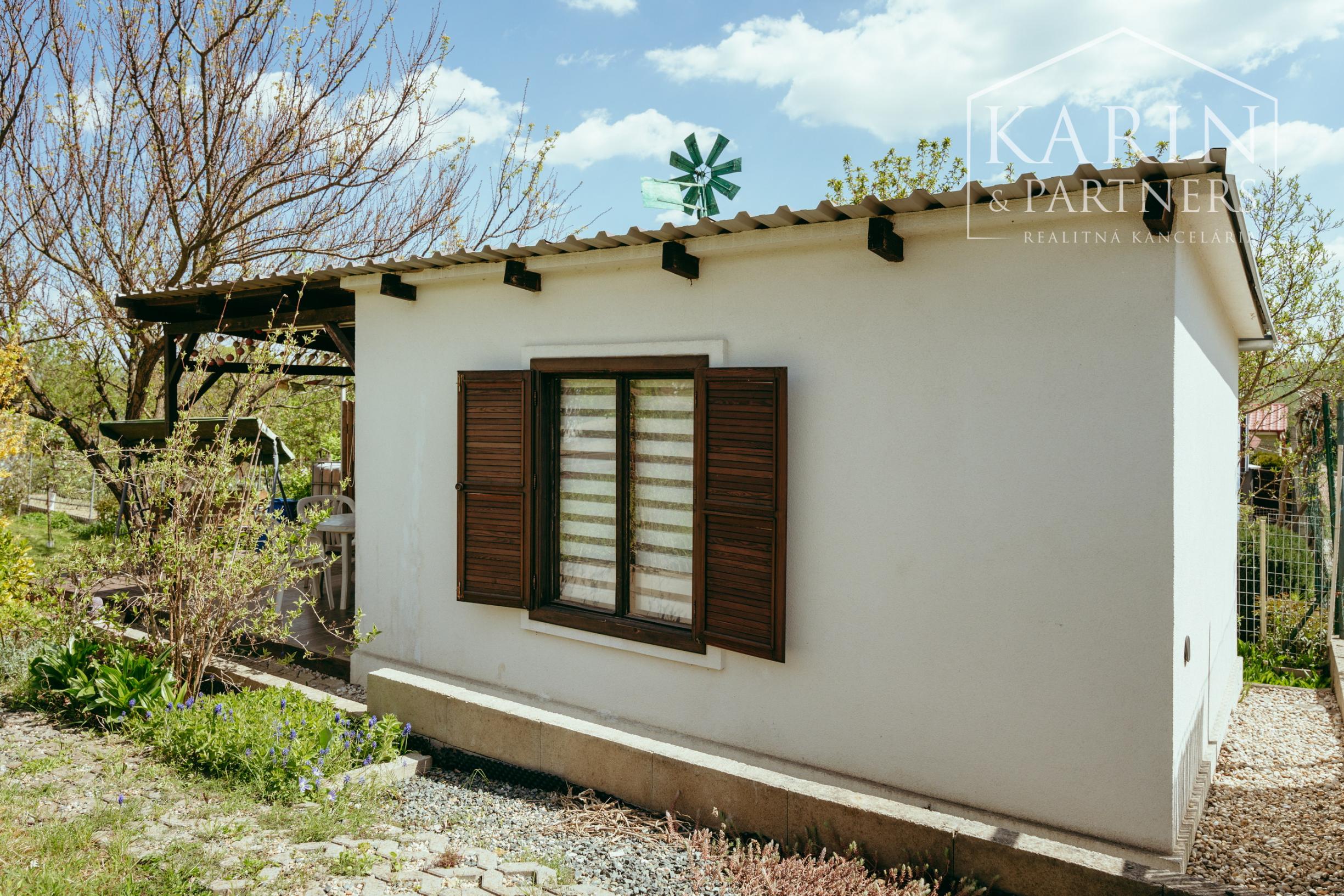 ZARIADENÁ CHATKA SO ZÁHRADOU – HOLÍČ