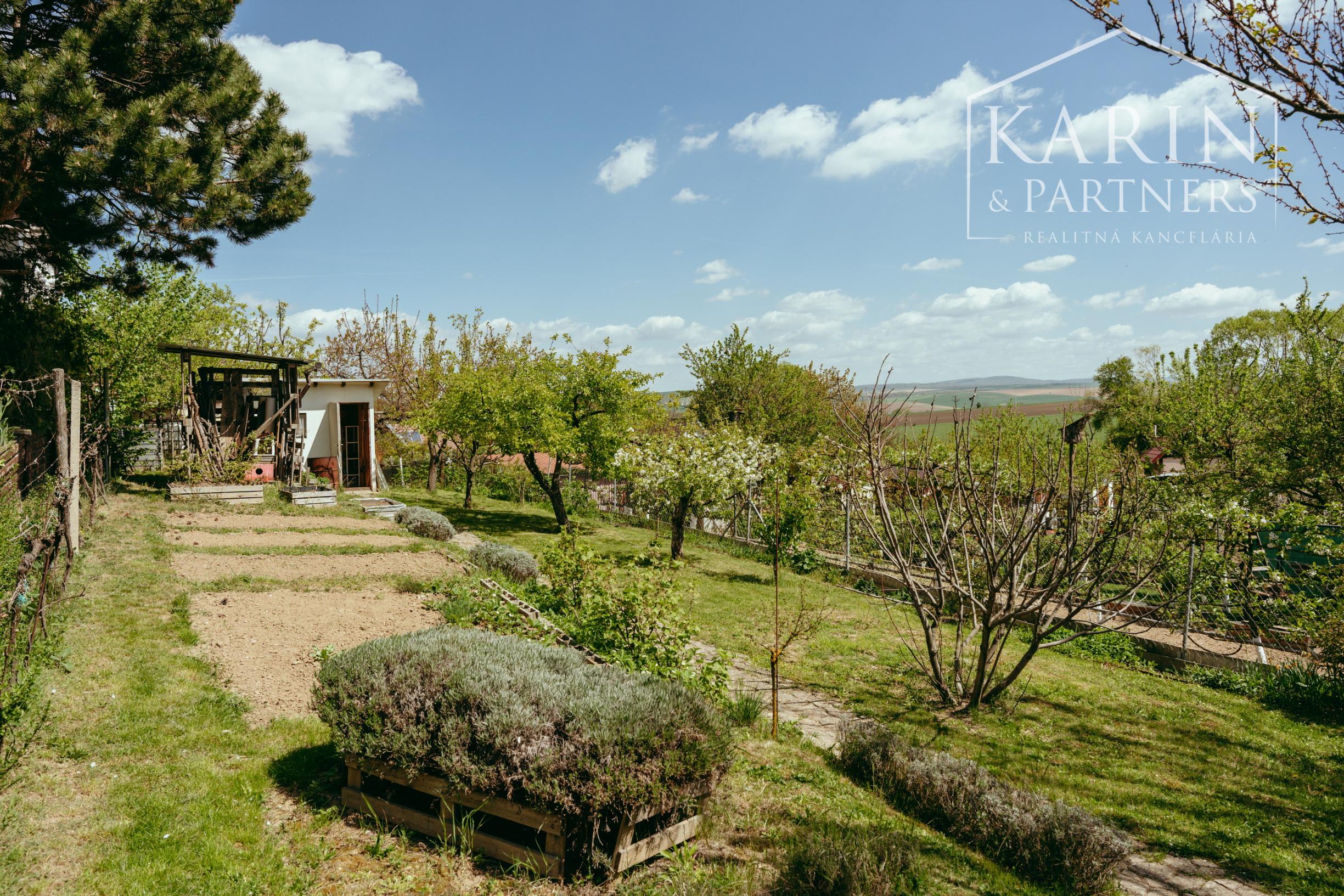 ZARIADENÁ CHATKA SO ZÁHRADOU – HOLÍČ