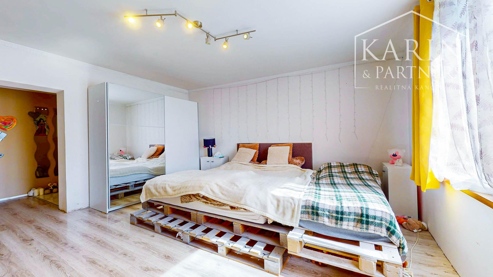 Priestranný tehlový dom s obrovským potenciálom len na skok od Trnavy – Horné Dubové