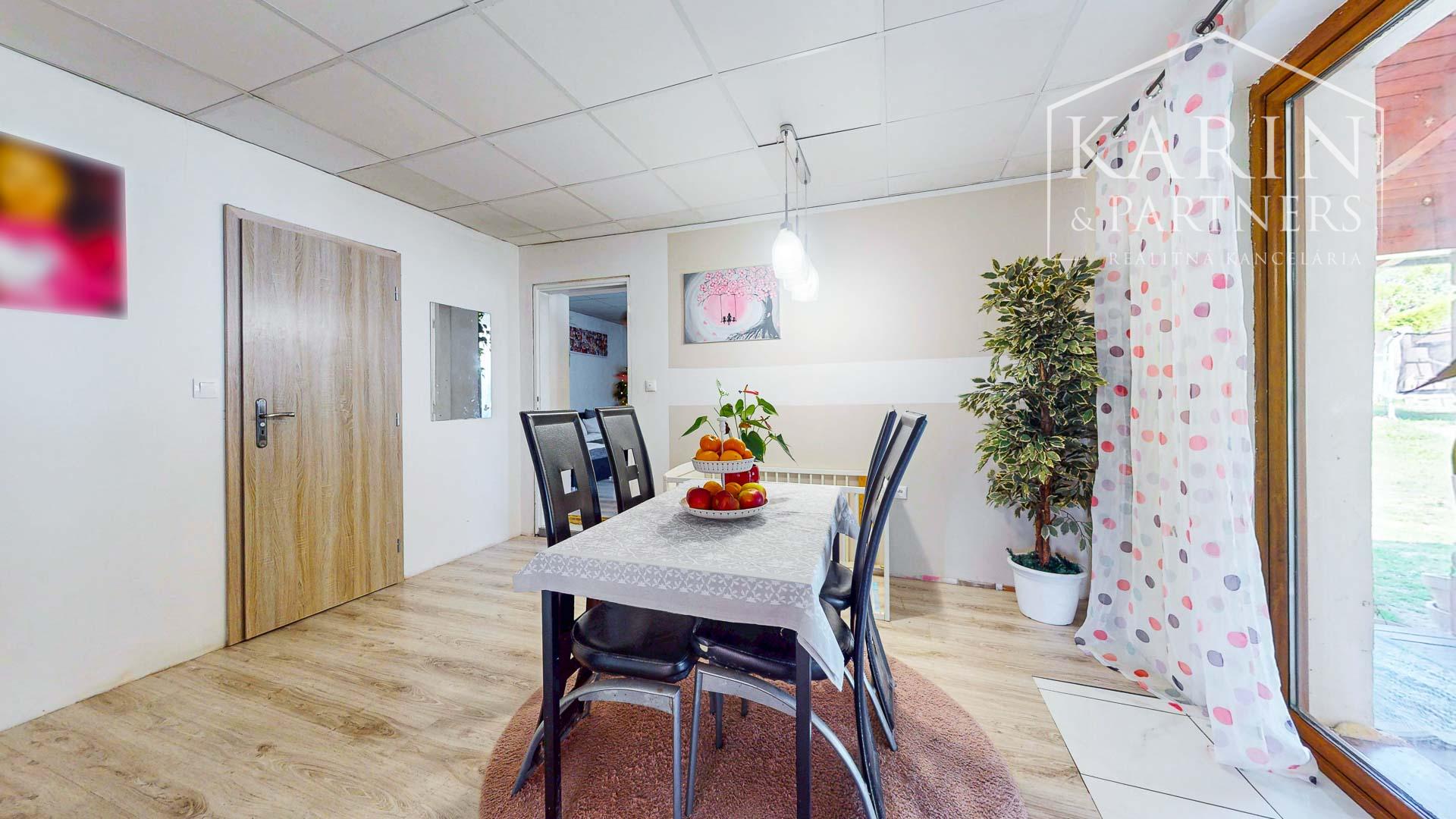 Priestranný tehlový dom s obrovským potenciálom len na skok od Trnavy – Horné Dubové