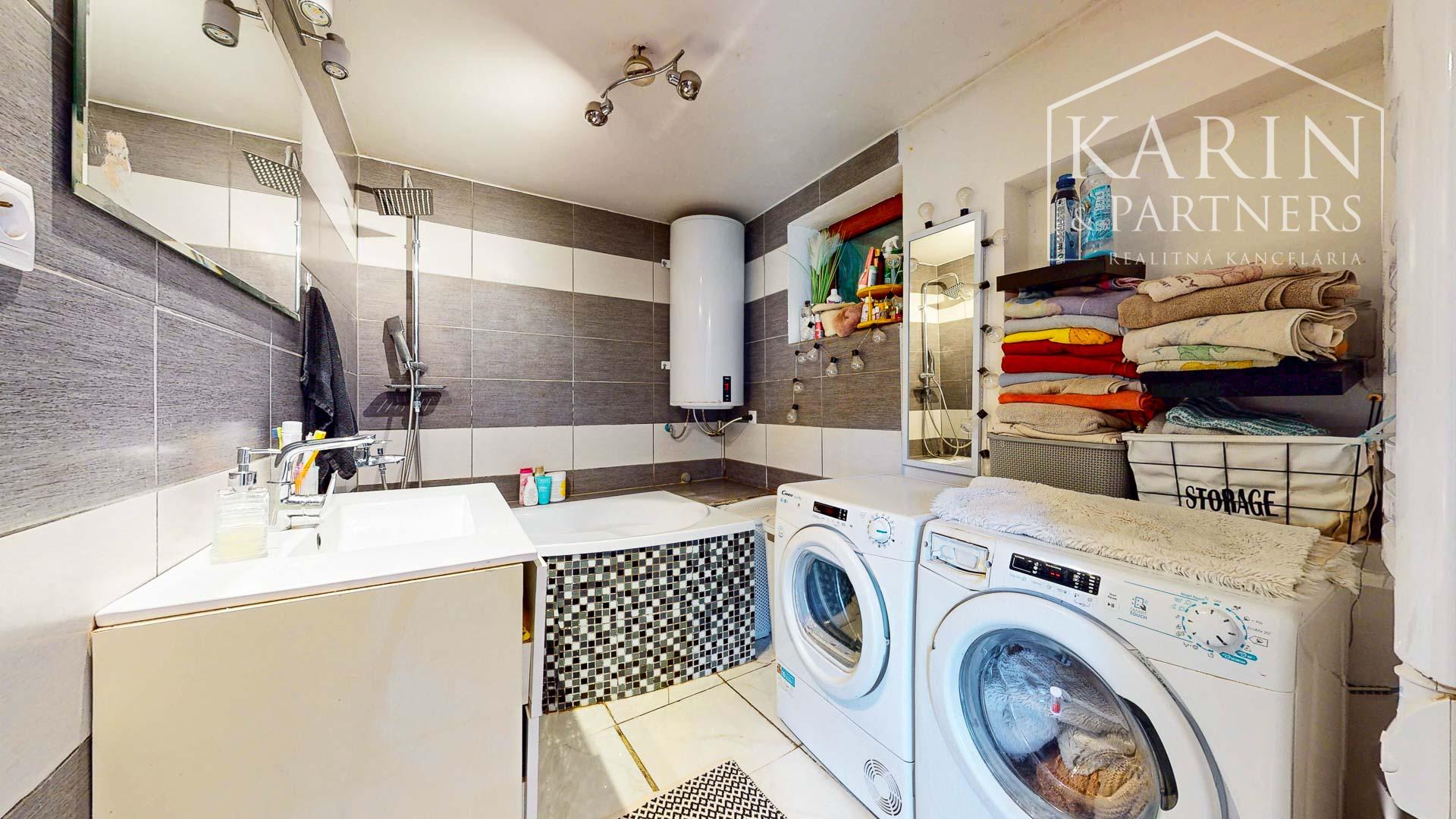 Priestranný tehlový dom s obrovským potenciálom len na skok od Trnavy – Horné Dubové