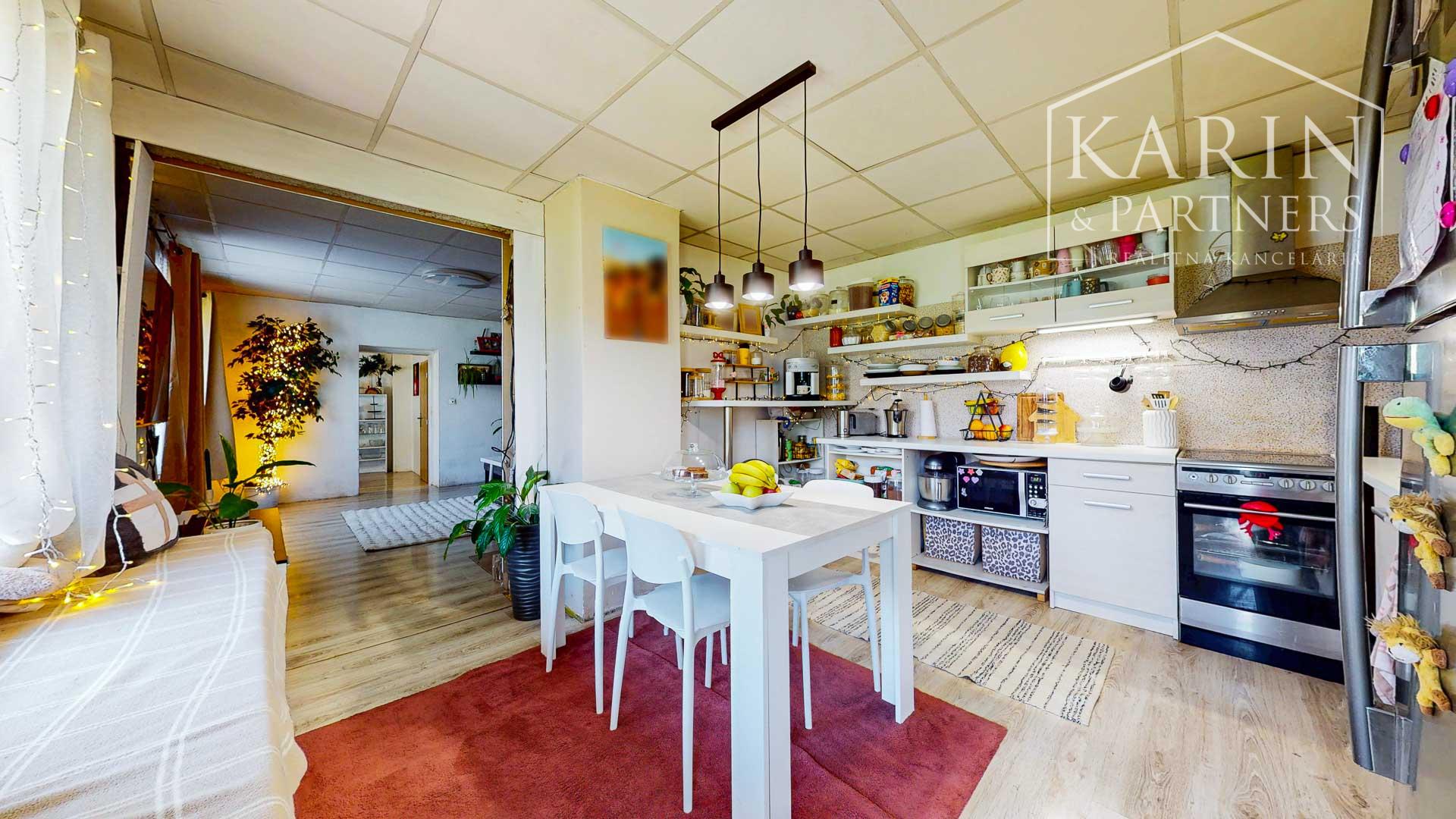 Priestranný tehlový dom s obrovským potenciálom len na skok od Trnavy – Horné Dubové