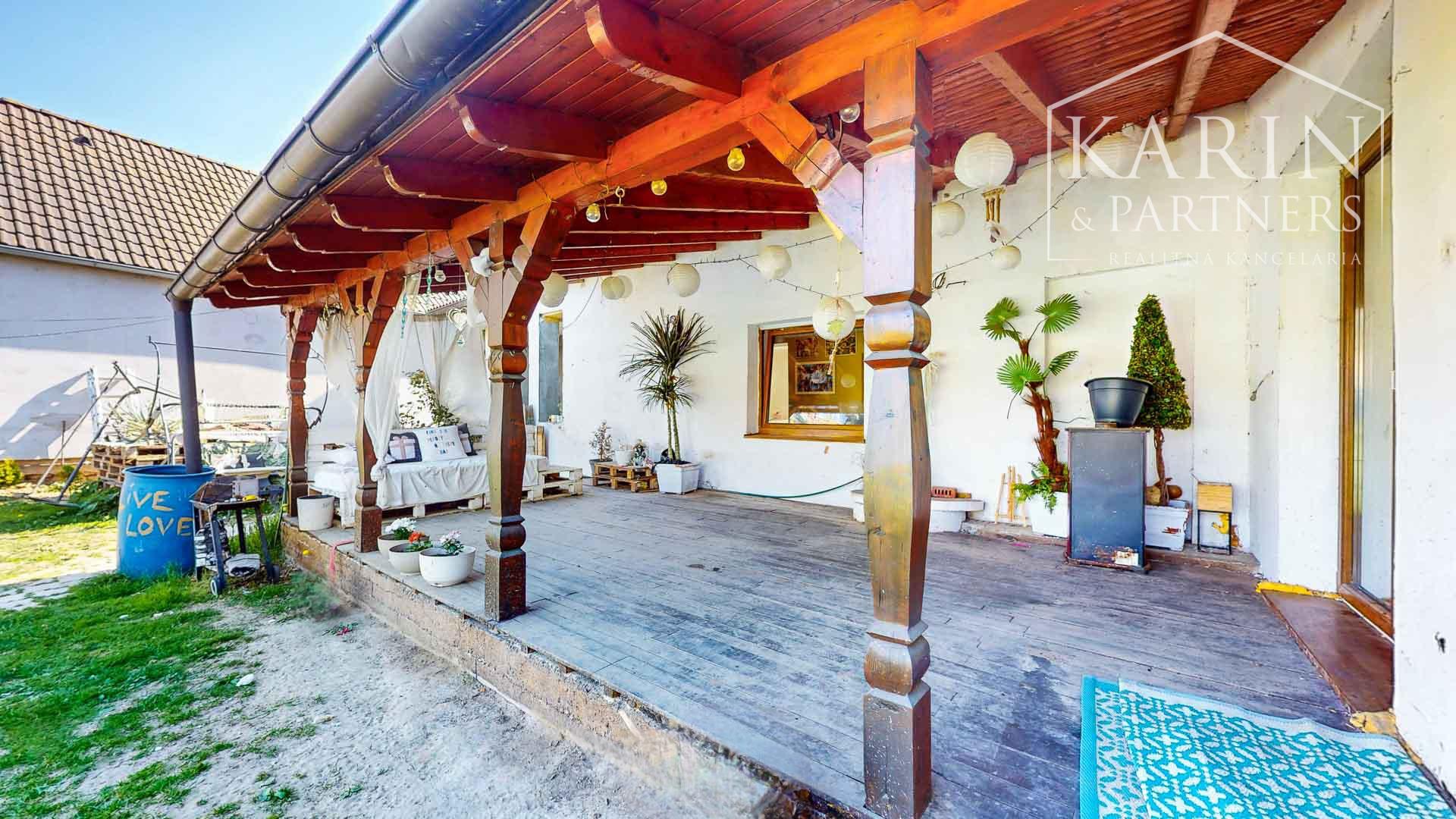 Priestranný tehlový dom s obrovským potenciálom len na skok od Trnavy – Horné Dubové