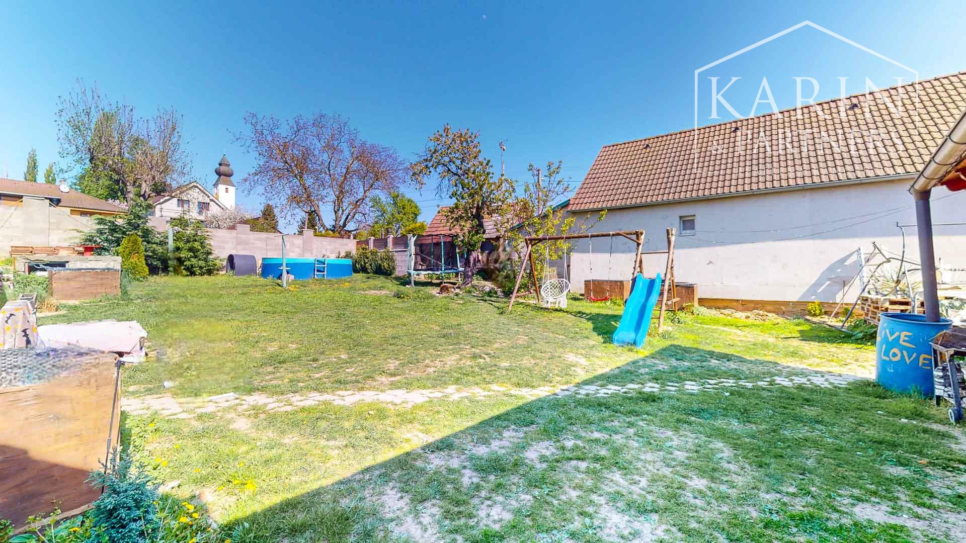 Priestranný tehlový dom s obrovským potenciálom len na skok od Trnavy – Horné Dubové