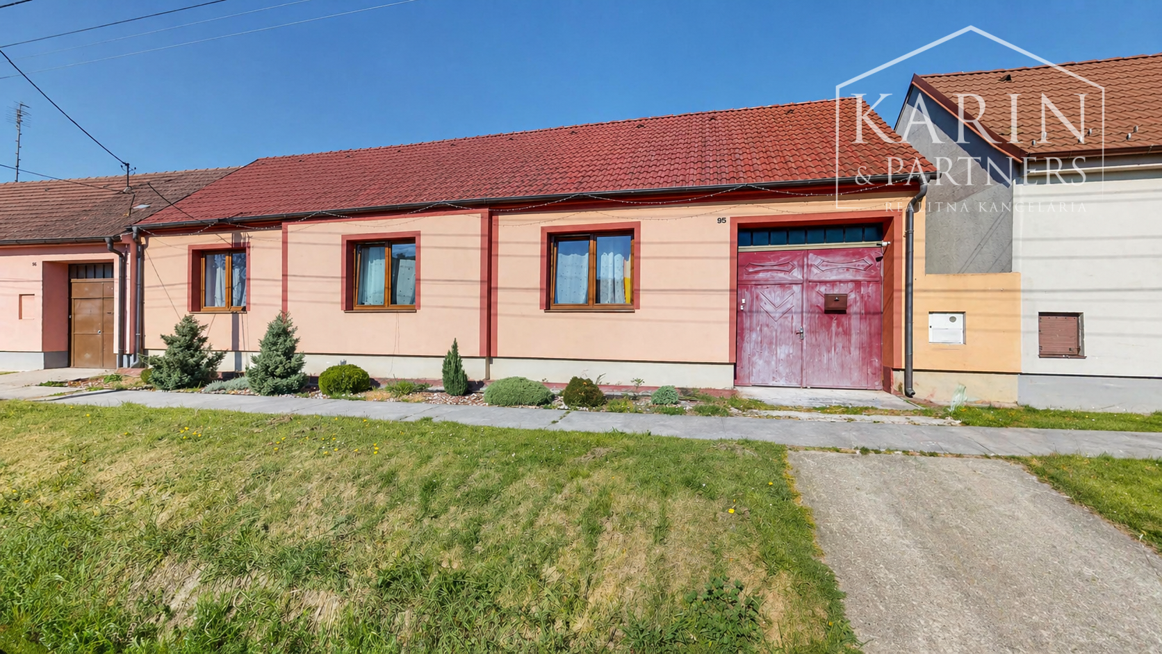 Priestranný tehlový dom s obrovským potenciálom len na skok od Trnavy – Horné Dubové