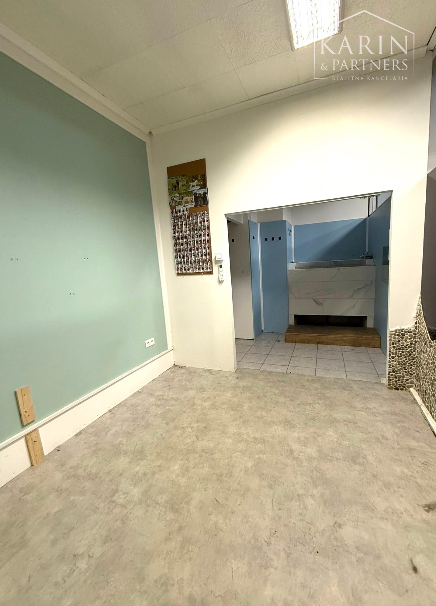 Obchodný priestor na prenájom – 18 m², Ovsištské námestie, Bratislava V – Petržalka