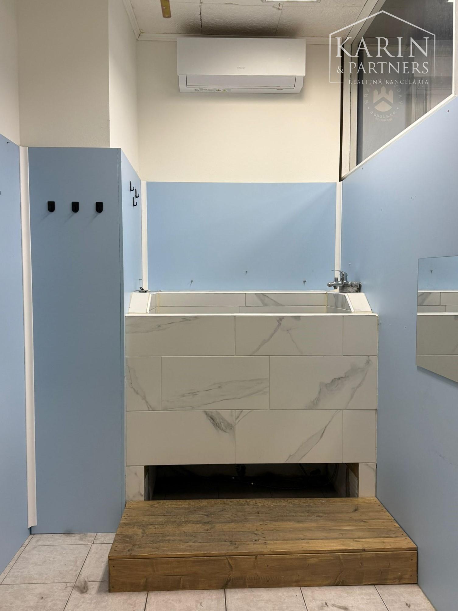 Obchodný priestor na prenájom – 18 m², Ovsištské námestie, Bratislava V – Petržalka