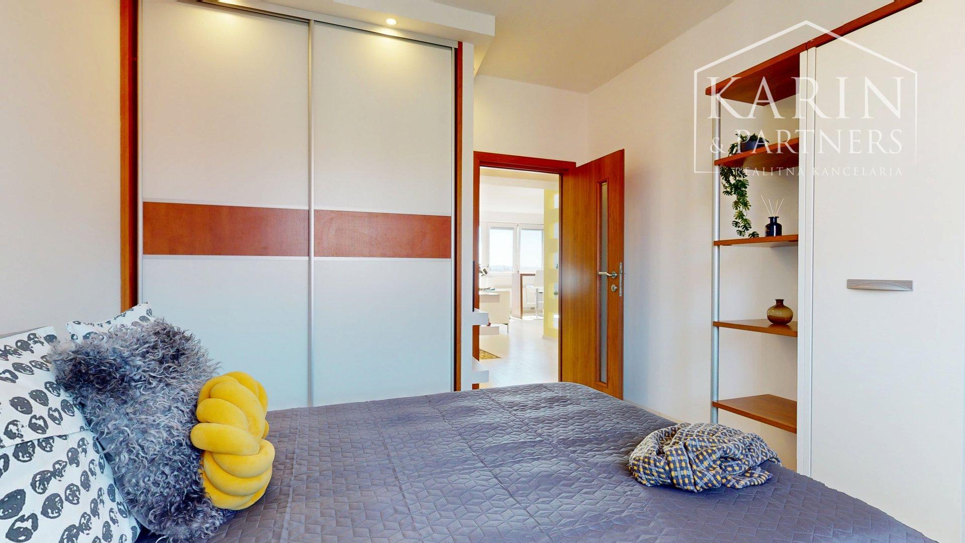 KOMPLETNE ZARIADENÝ PRIESTRANNÝ 3I BYT S DVOMI BALKÓNMI A PIVNICOU