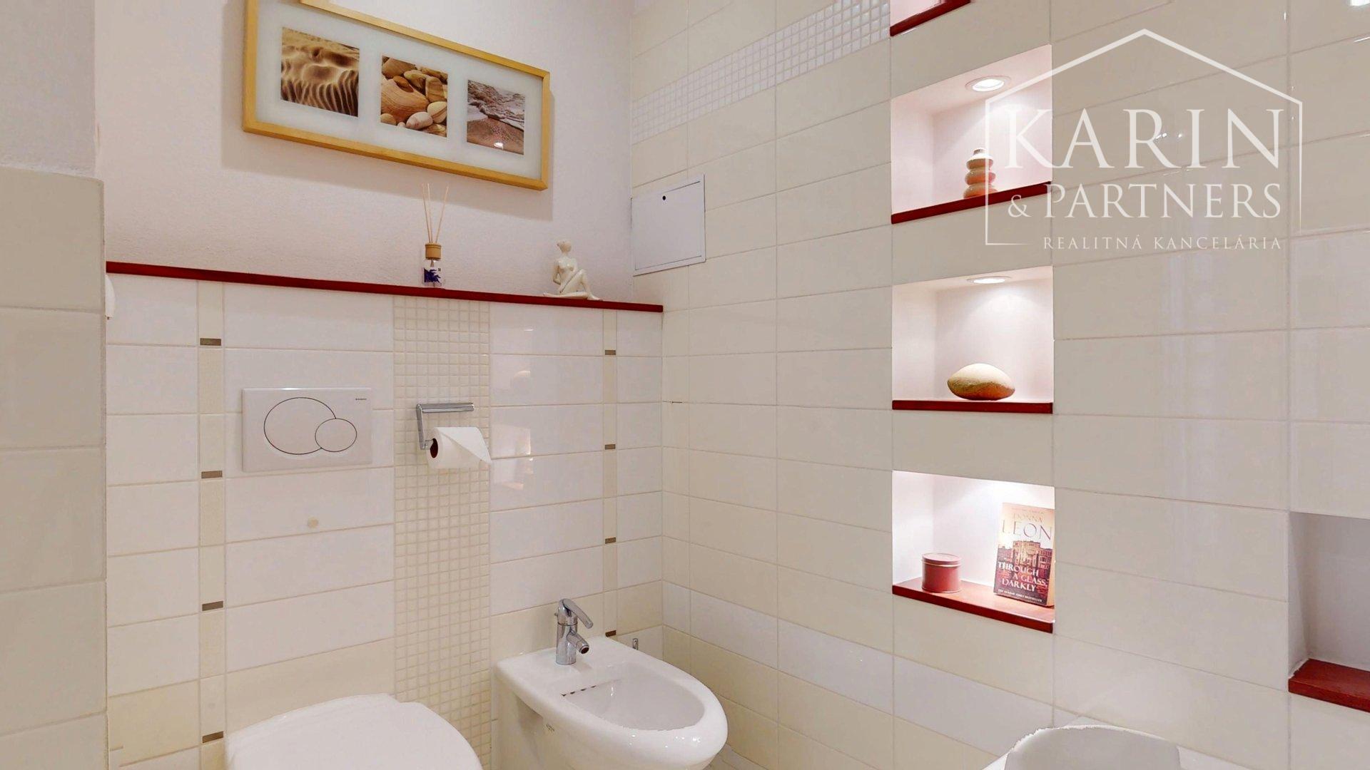 KOMPLETNE ZARIADENÝ PRIESTRANNÝ 3I BYT S DVOMI BALKÓNMI A PIVNICOU