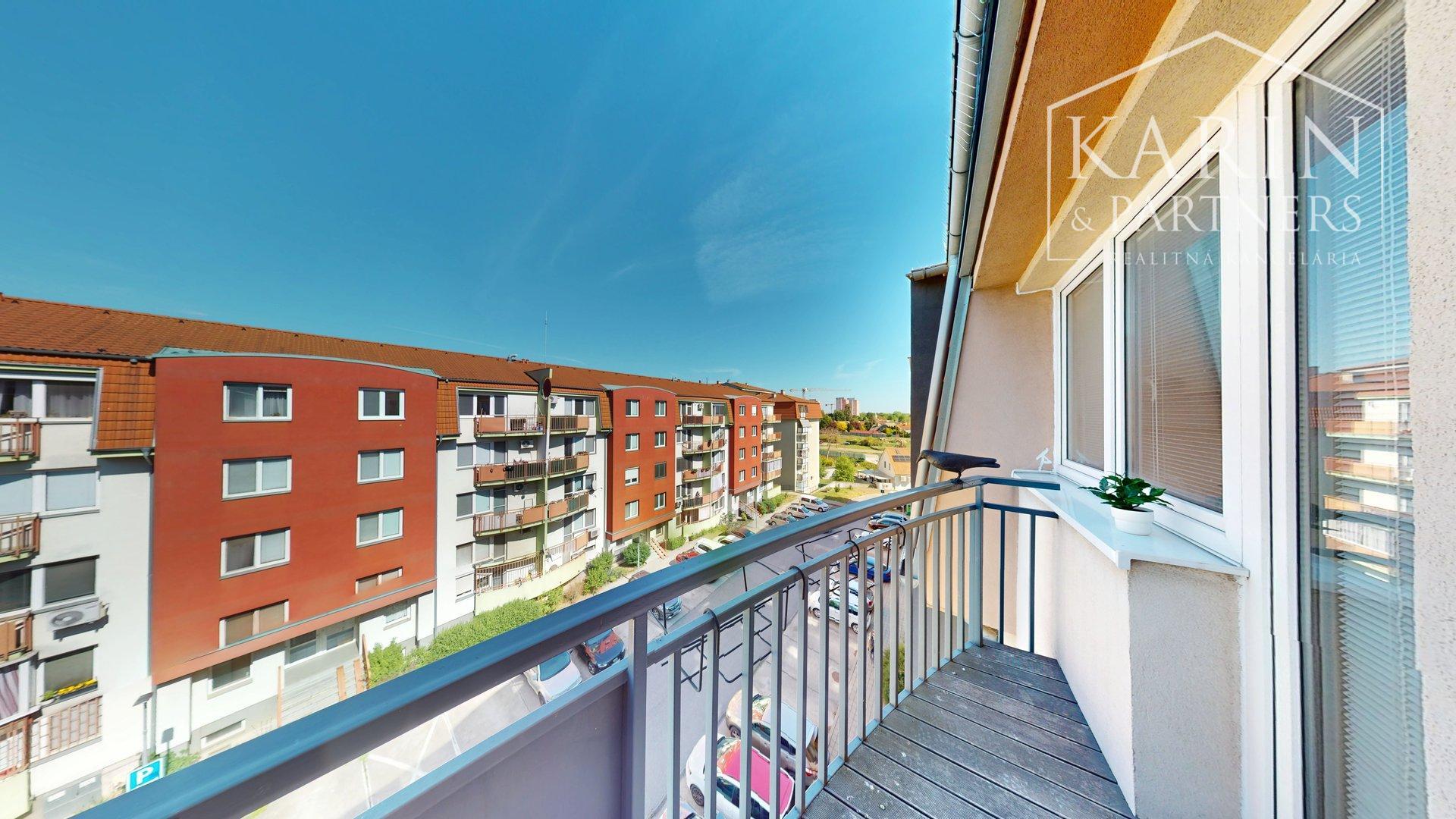 KOMPLETNE ZARIADENÝ PRIESTRANNÝ 3I BYT S DVOMI BALKÓNMI A PIVNICOU