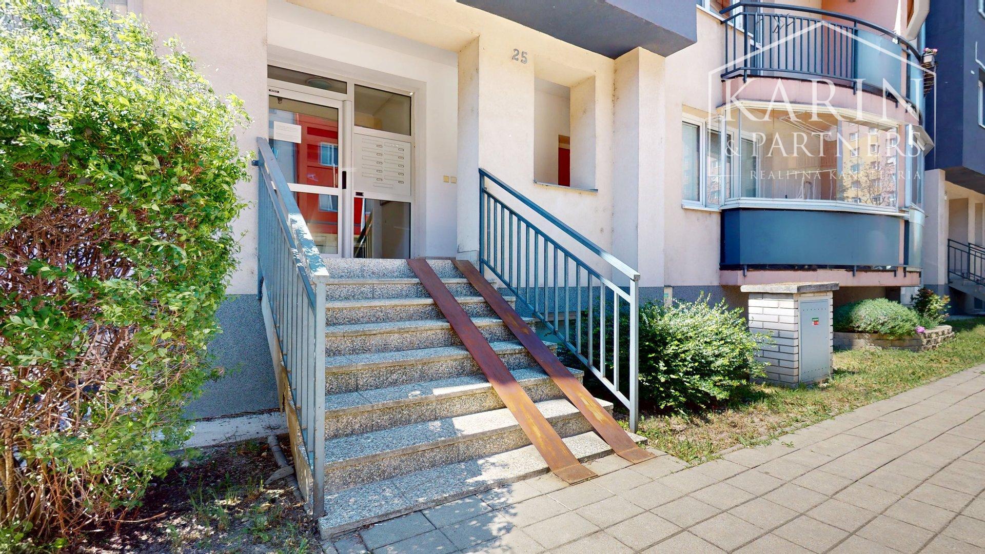 KOMPLETNE ZARIADENÝ PRIESTRANNÝ 3I BYT S DVOMI BALKÓNMI A PIVNICOU