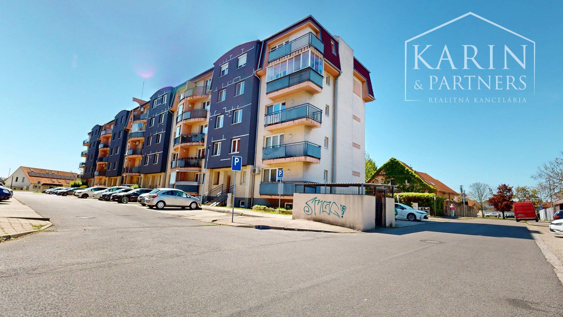 KOMPLETNE ZARIADENÝ PRIESTRANNÝ 3I BYT S DVOMI BALKÓNMI A PIVNICOU