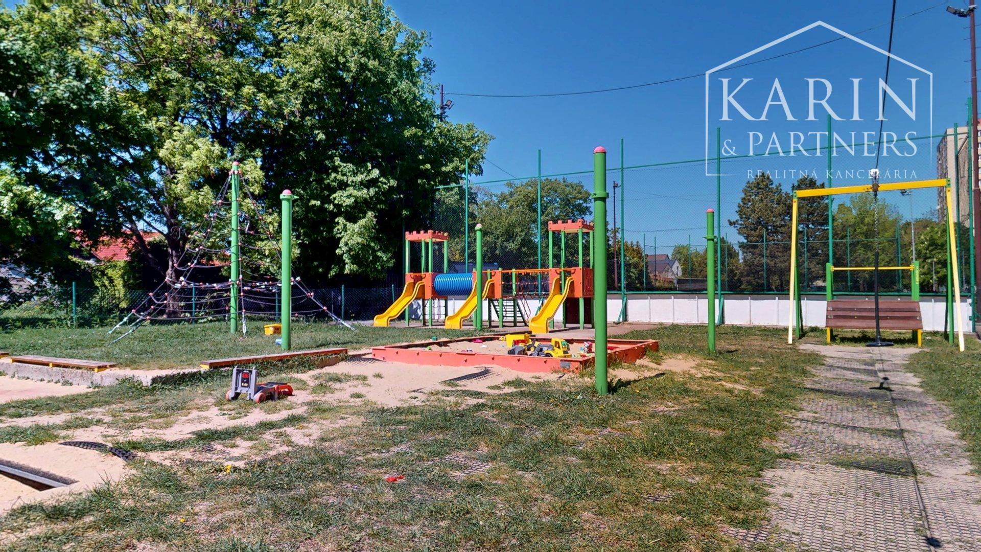 KOMPLETNE ZARIADENÝ PRIESTRANNÝ 3I BYT S DVOMI BALKÓNMI A PIVNICOU