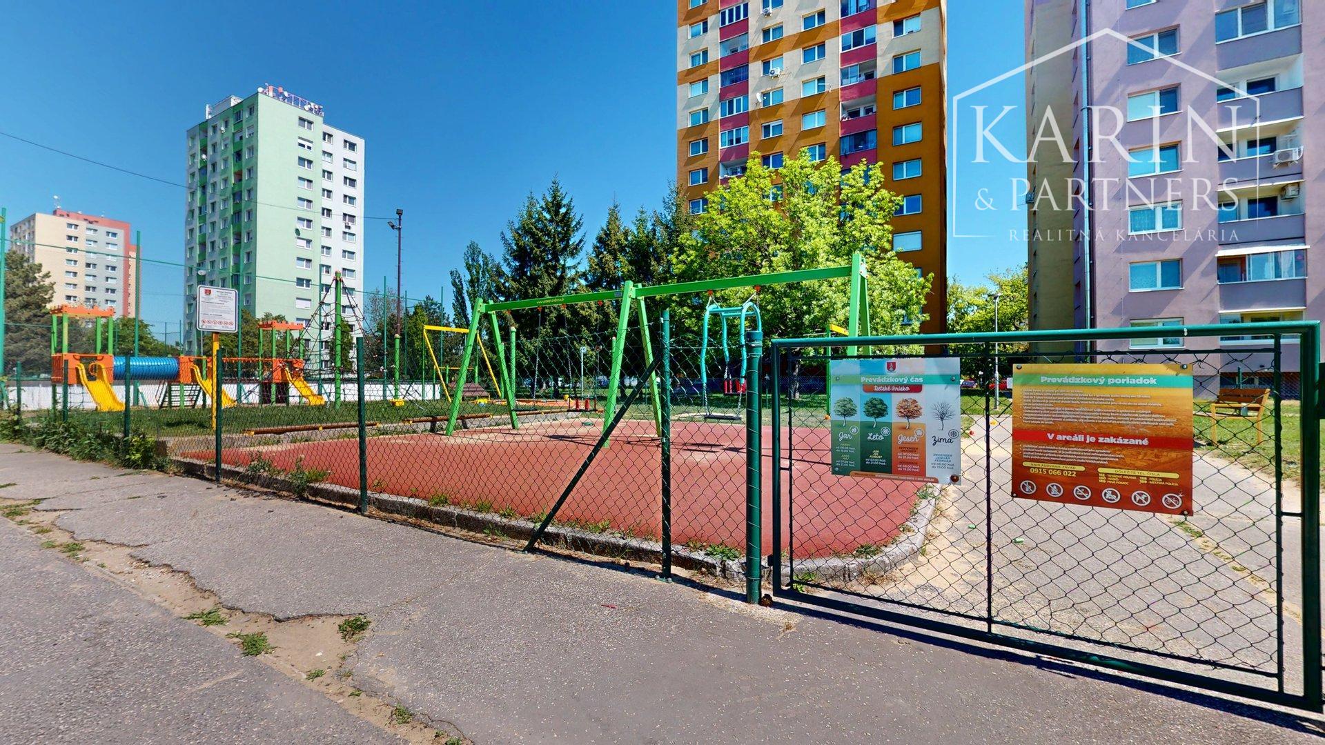 KOMPLETNE ZARIADENÝ PRIESTRANNÝ 3I BYT S DVOMI BALKÓNMI A PIVNICOU