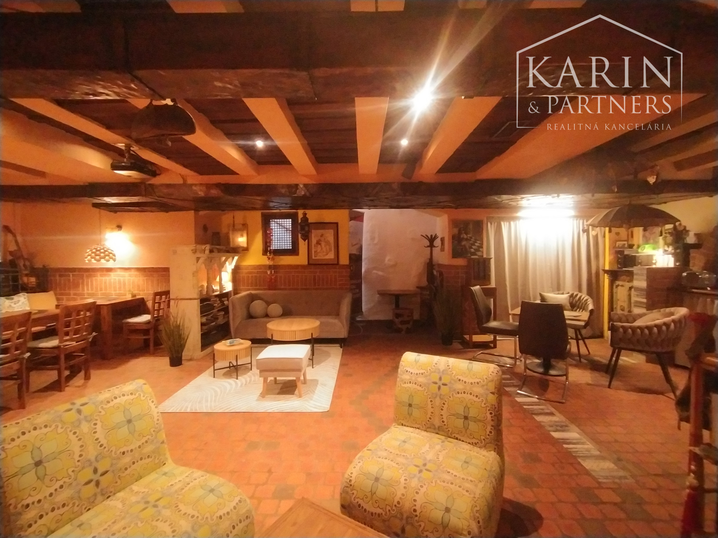 Privátny Lounge! Prenájom viacúčelový priestor 80 m2 s kuchyňou/ WC/ sprchou a parkovaním, BA I., Staré Mesto.