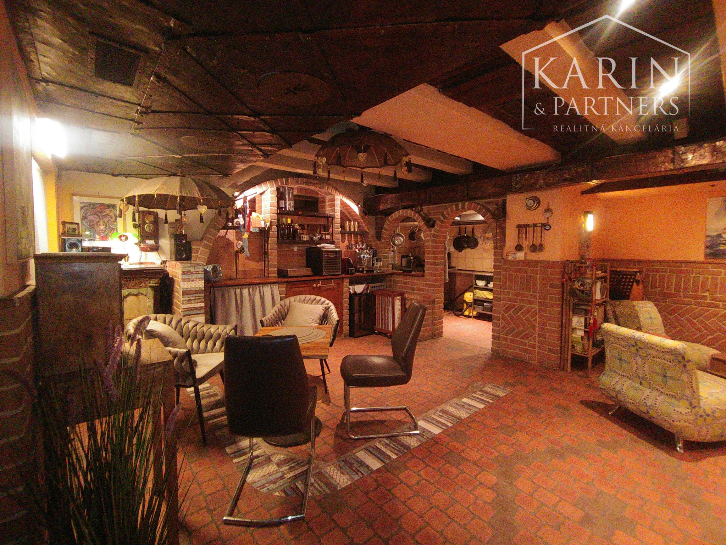 Privátny Lounge! Prenájom viacúčelový priestor 80 m2 s kuchyňou/ WC/ sprchou a parkovaním, BA I., Staré Mesto.