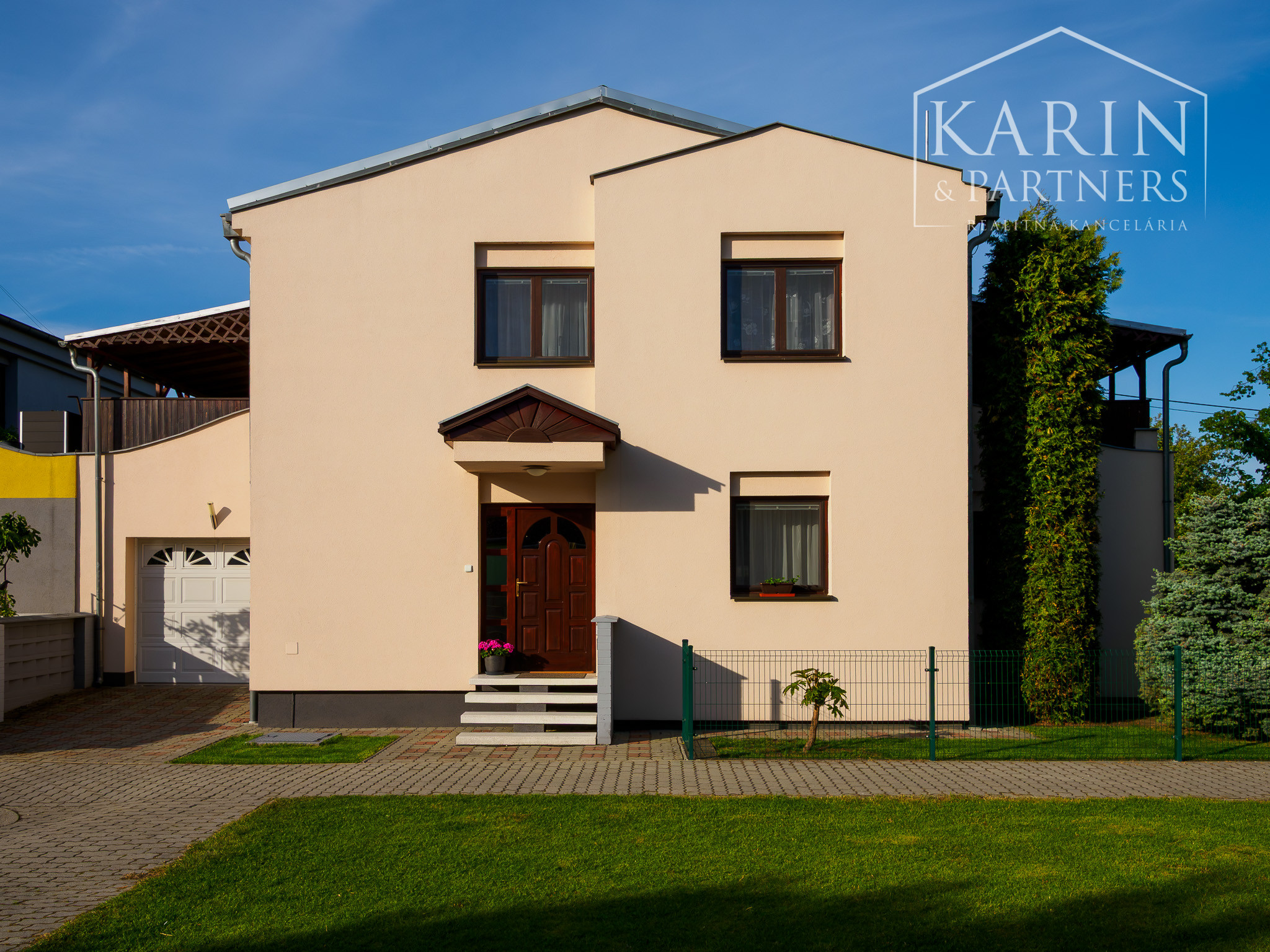 Na predaj rodinný dom s dvoma garážami a záhradným ateliérom, Šamorín-Mliečno