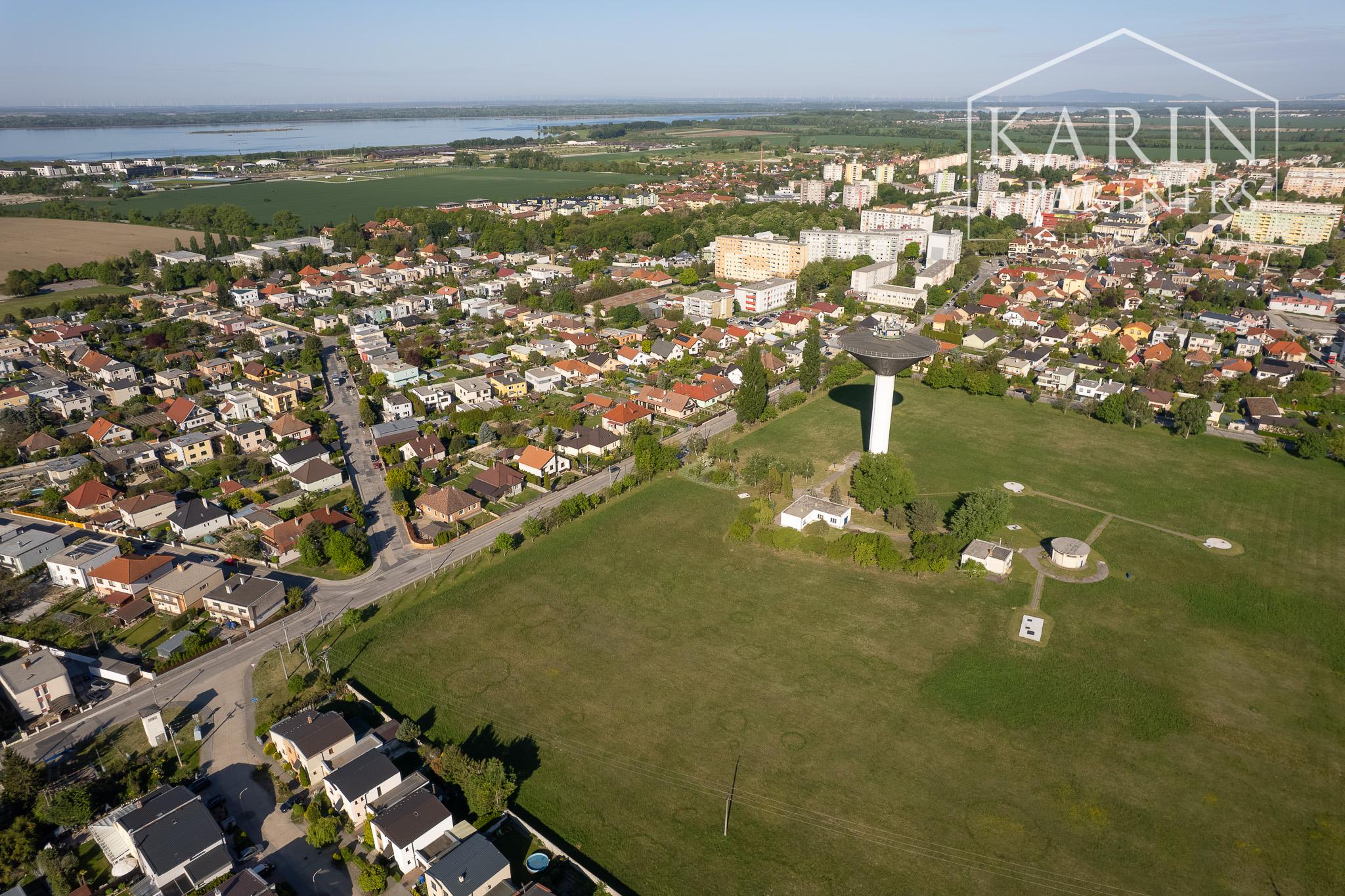 Na predaj rodinný dom s dvoma garážami a záhradným ateliérom, Šamorín-Mliečno
