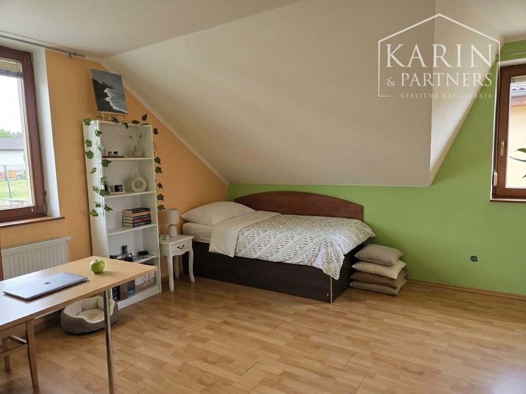 6-izbový rodinný dom s hosťovským bytom v centre Ivanky pri Dunaji