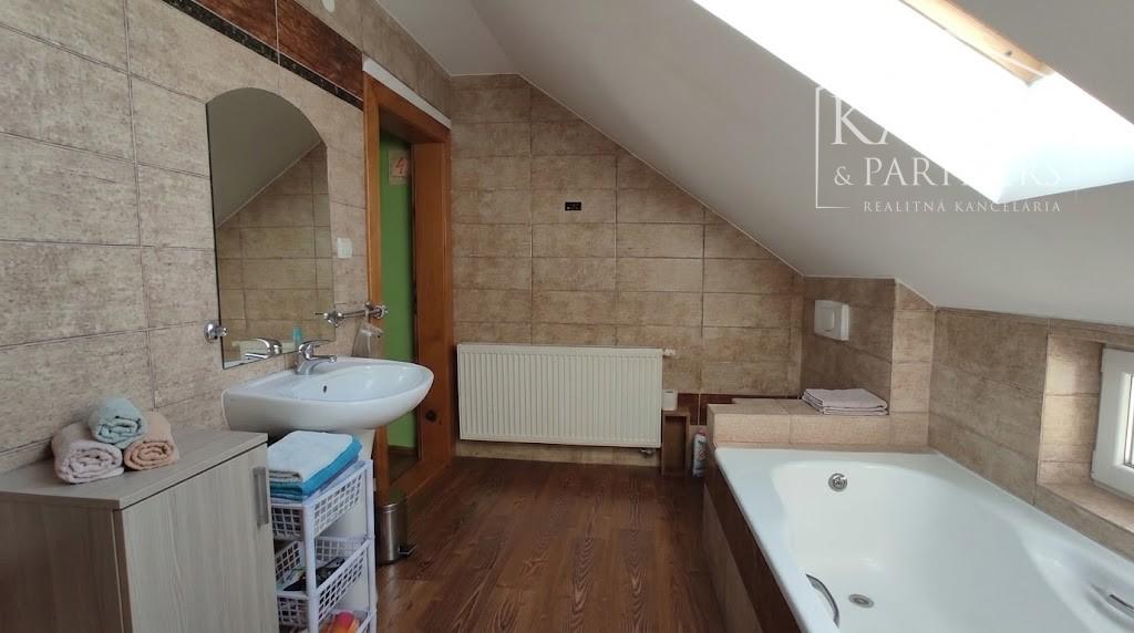 6-izbový rodinný dom s hosťovským bytom v centre Ivanky pri Dunaji