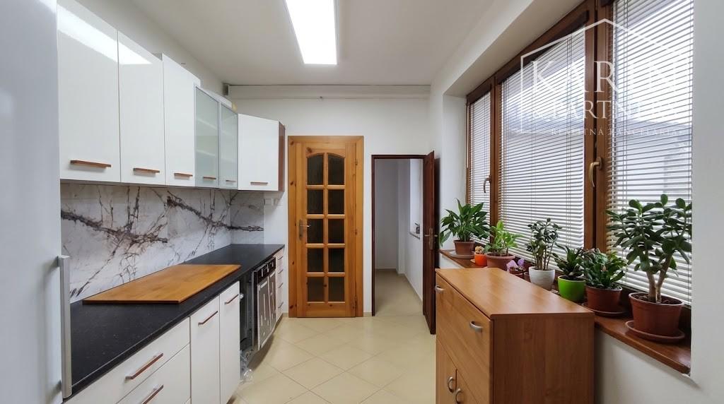 6-izbový rodinný dom s hosťovským bytom v centre Ivanky pri Dunaji