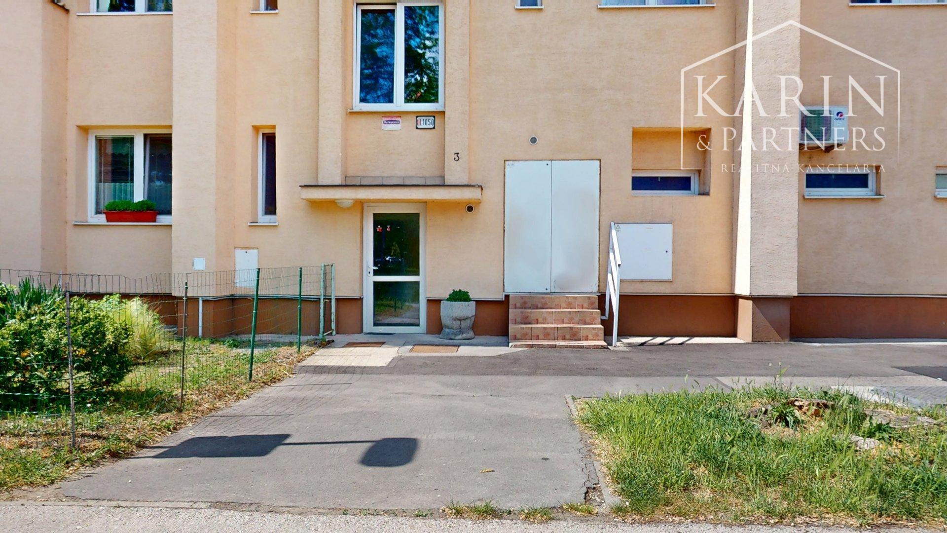 KOMPLETNE ZARIADENÝ 2I PODKROVNÝ BYT S VEĽKORYSÝM ÚLOŽNÝM PRIESTOROM